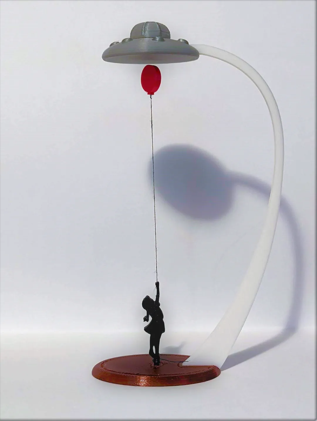 Đĩa bay từ tính với cô gái bóng bay của Banksy