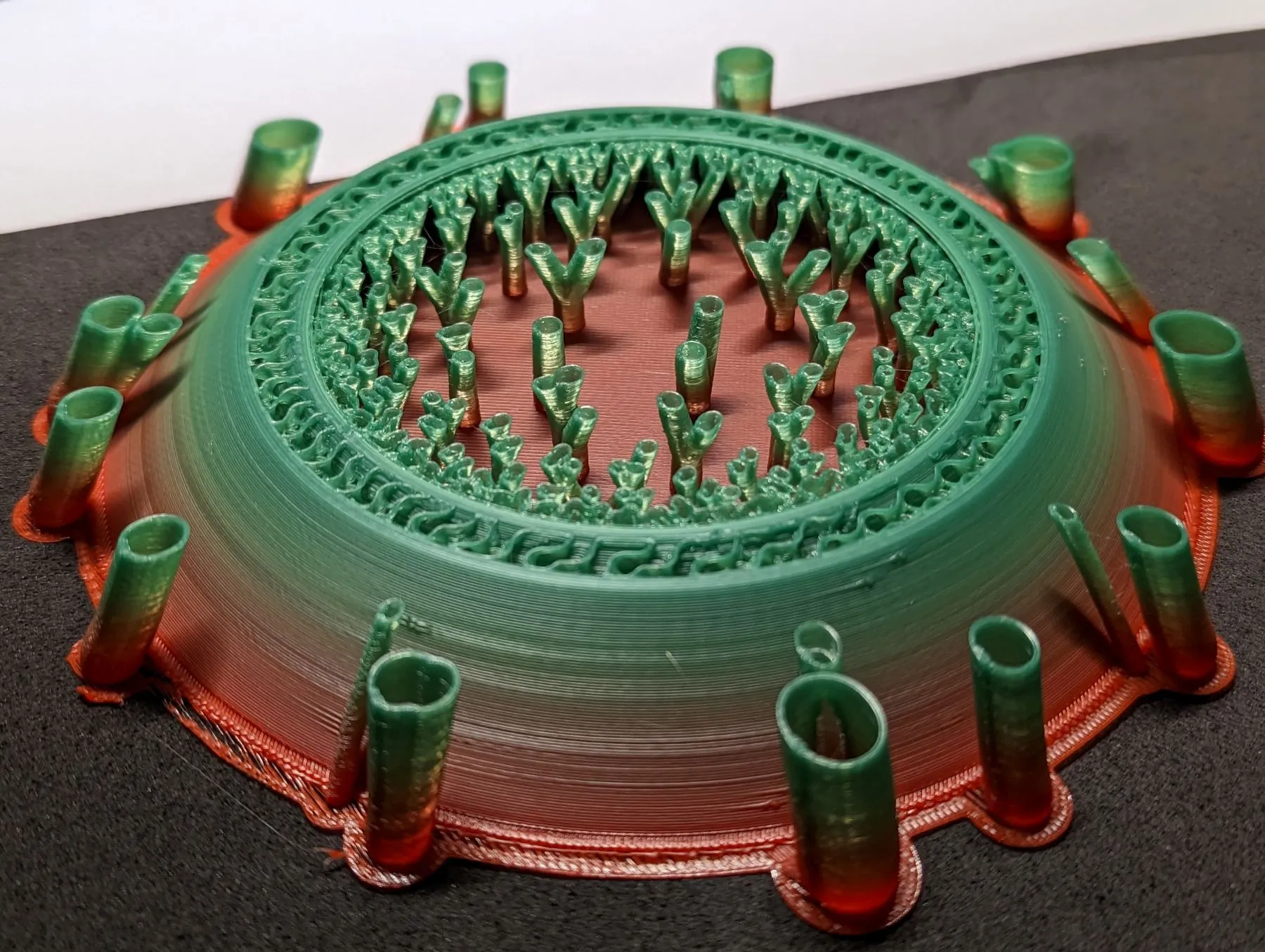 Nghệ thuật trừu tượng treo tường với hình nón rỗng và hỗ...