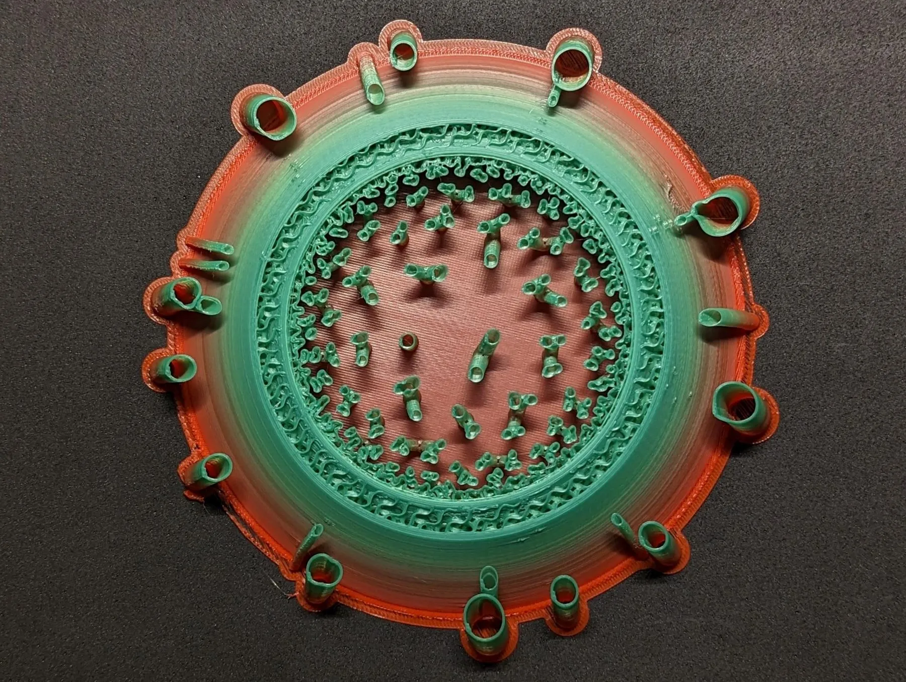 Nghệ thuật trừu tượng treo tường với hình nón rỗng và hỗ...