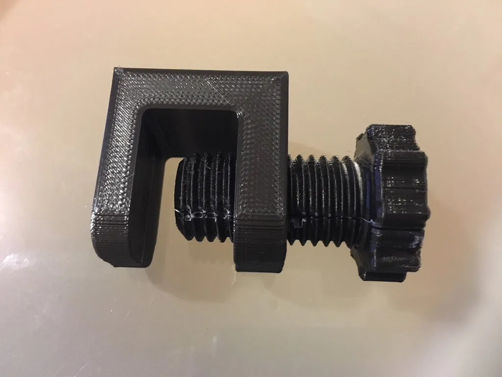 Kẹp mini giữ cuộn dây cho bàn làm việc