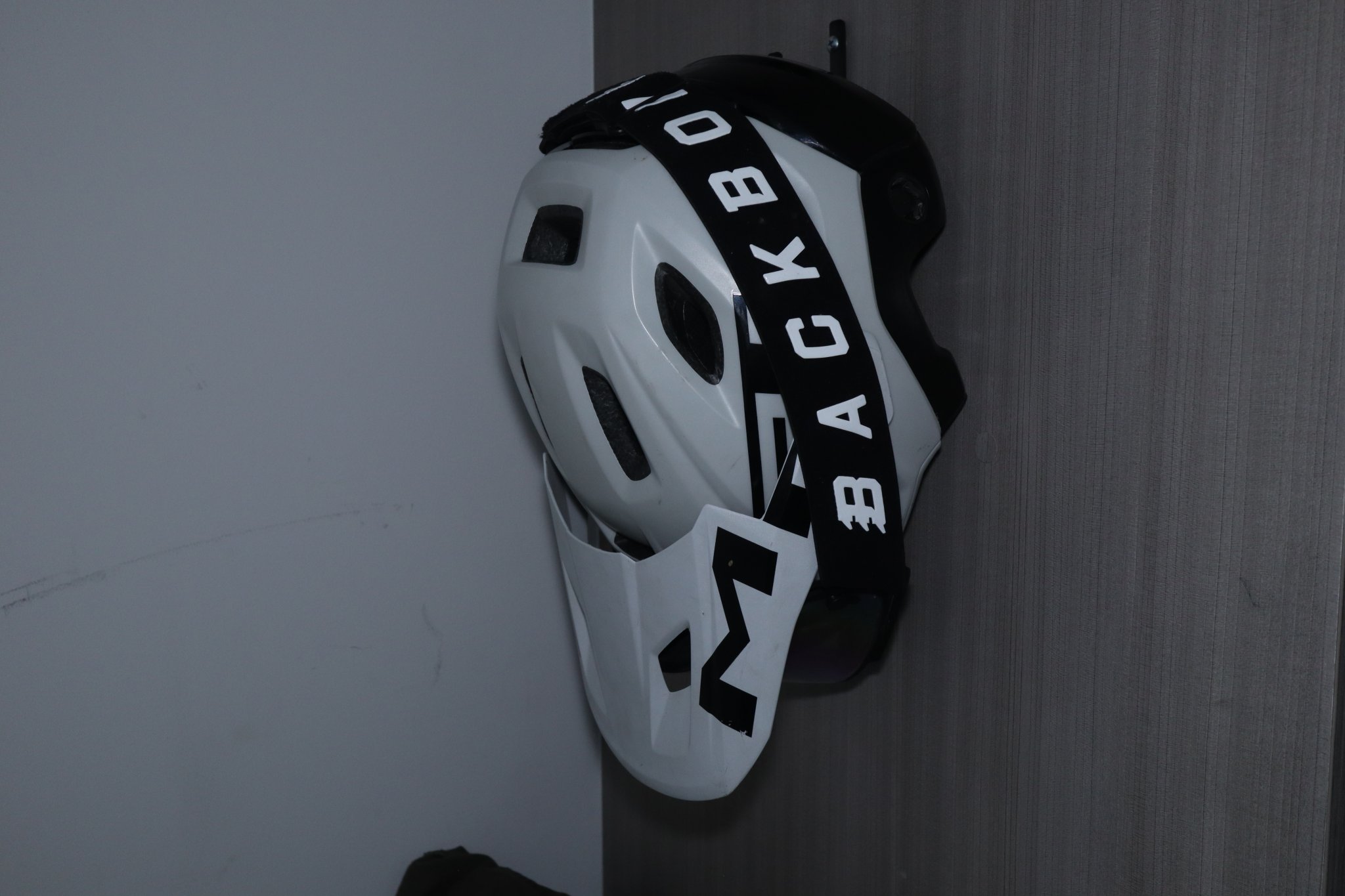 Móc treo mũ bảo hiểm MTB đơn giản và kín đáo