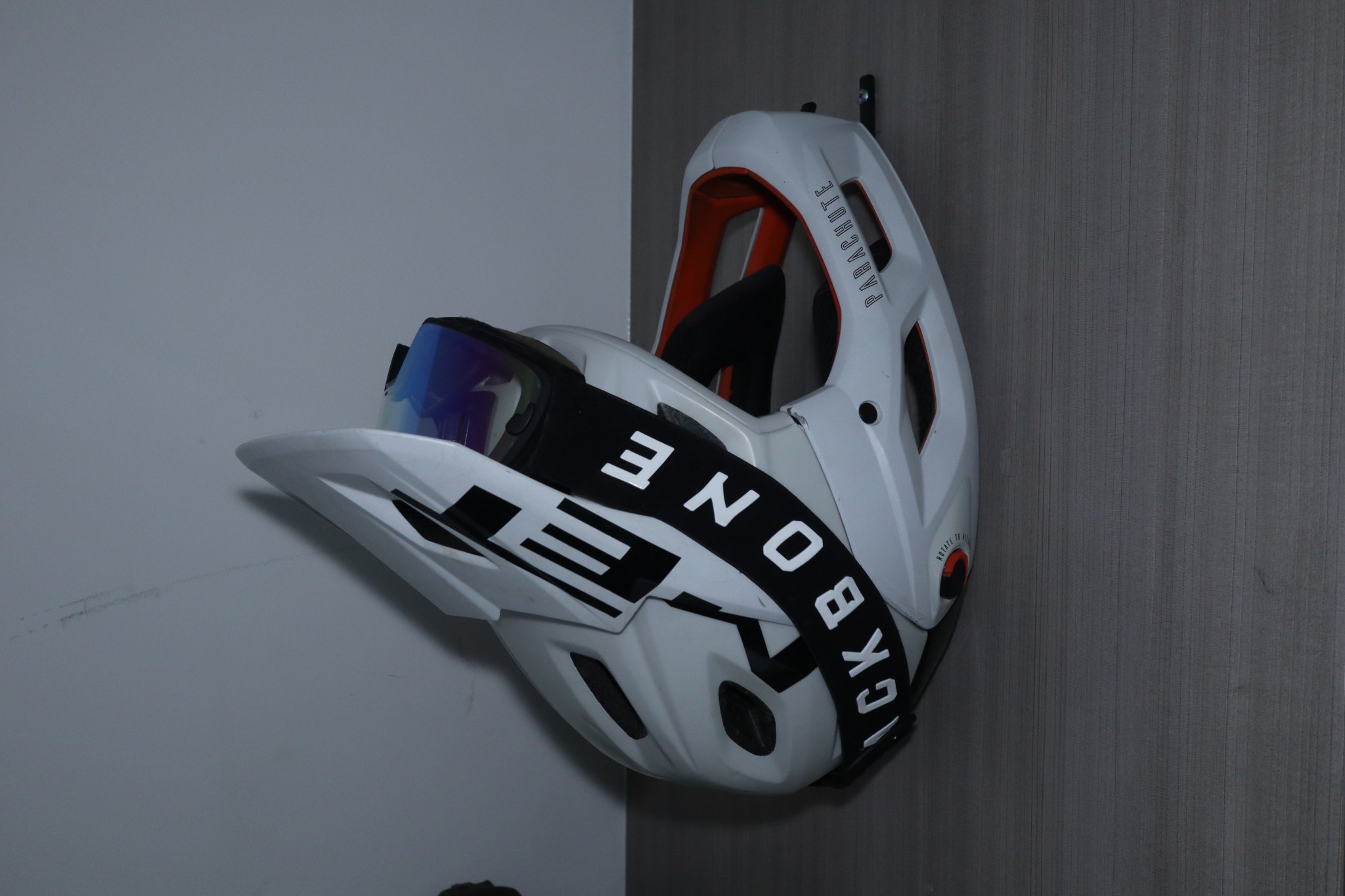 Móc treo mũ bảo hiểm MTB đơn giản và kín đáo