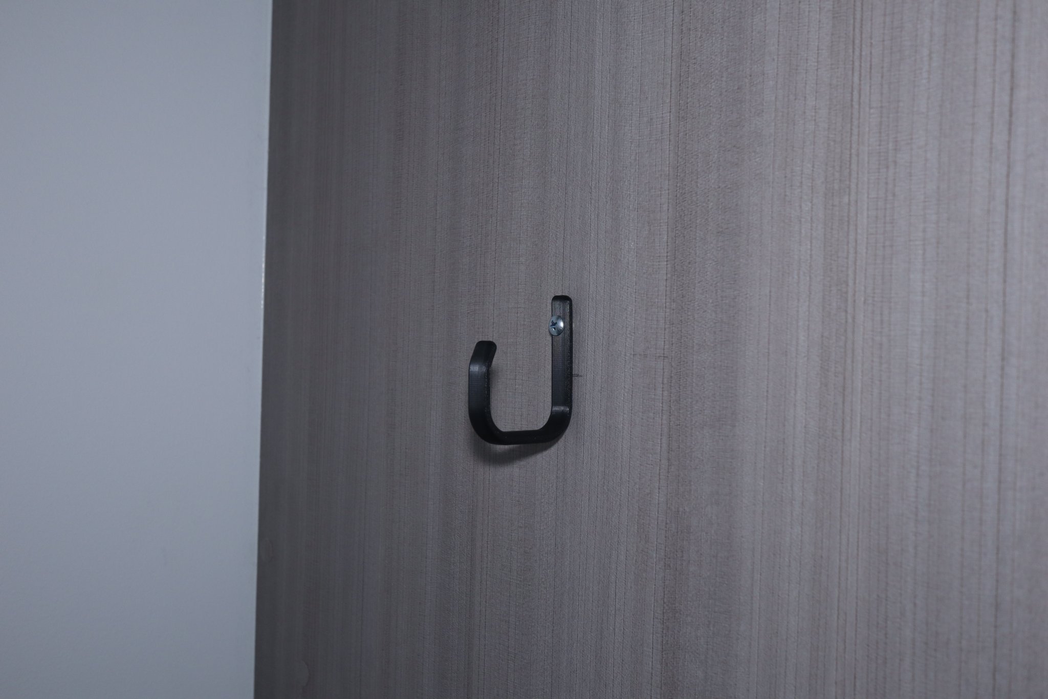 Móc treo mũ bảo hiểm MTB đơn giản và kín đáo