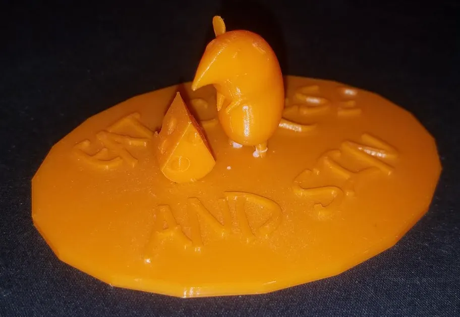 Chuột siêu phong cách thưởng thức phô mai trên nền tảng nhỏ