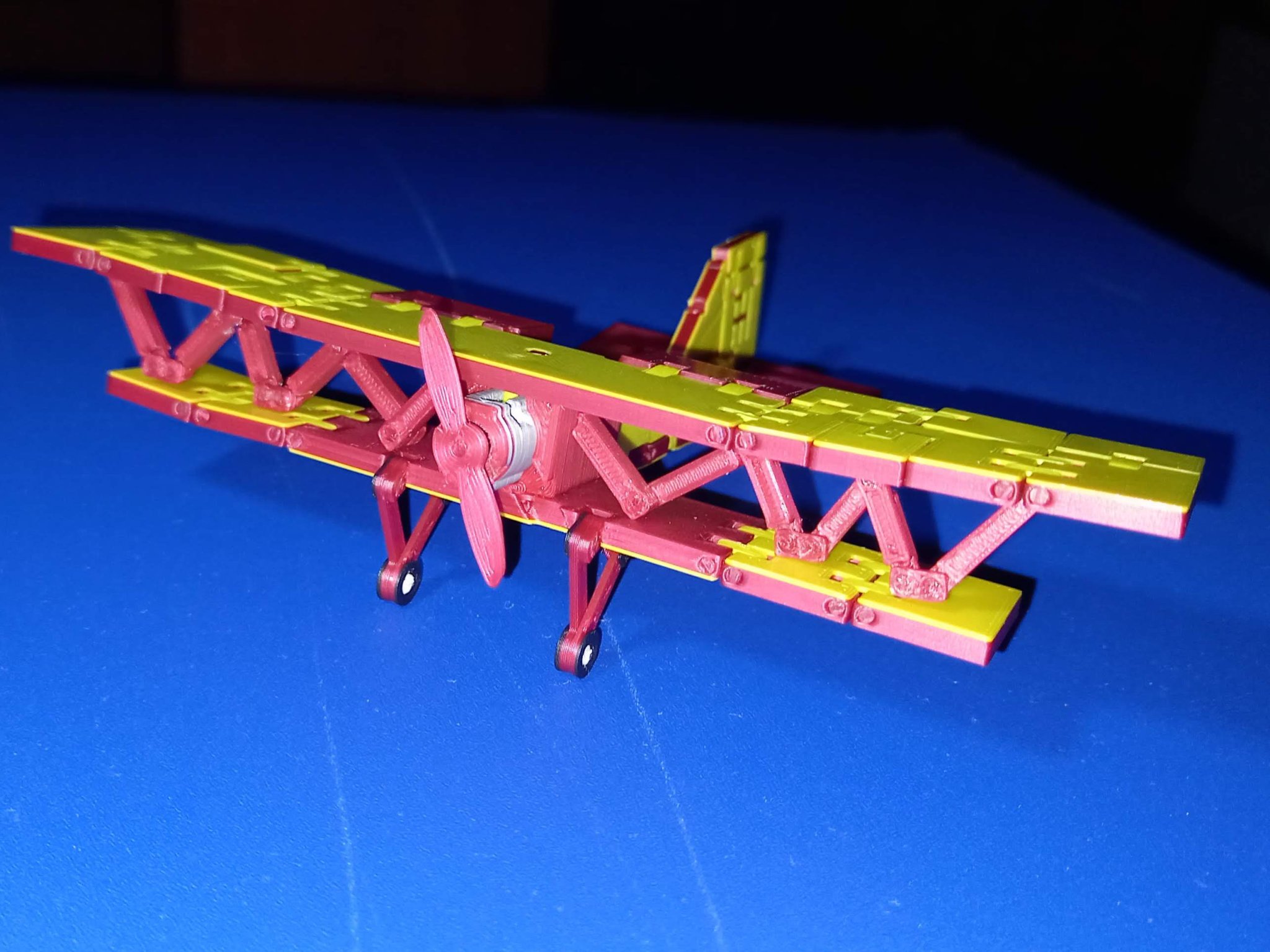 Máy bay chuyển thể từ chữ cái H bằng vật liệu PLA