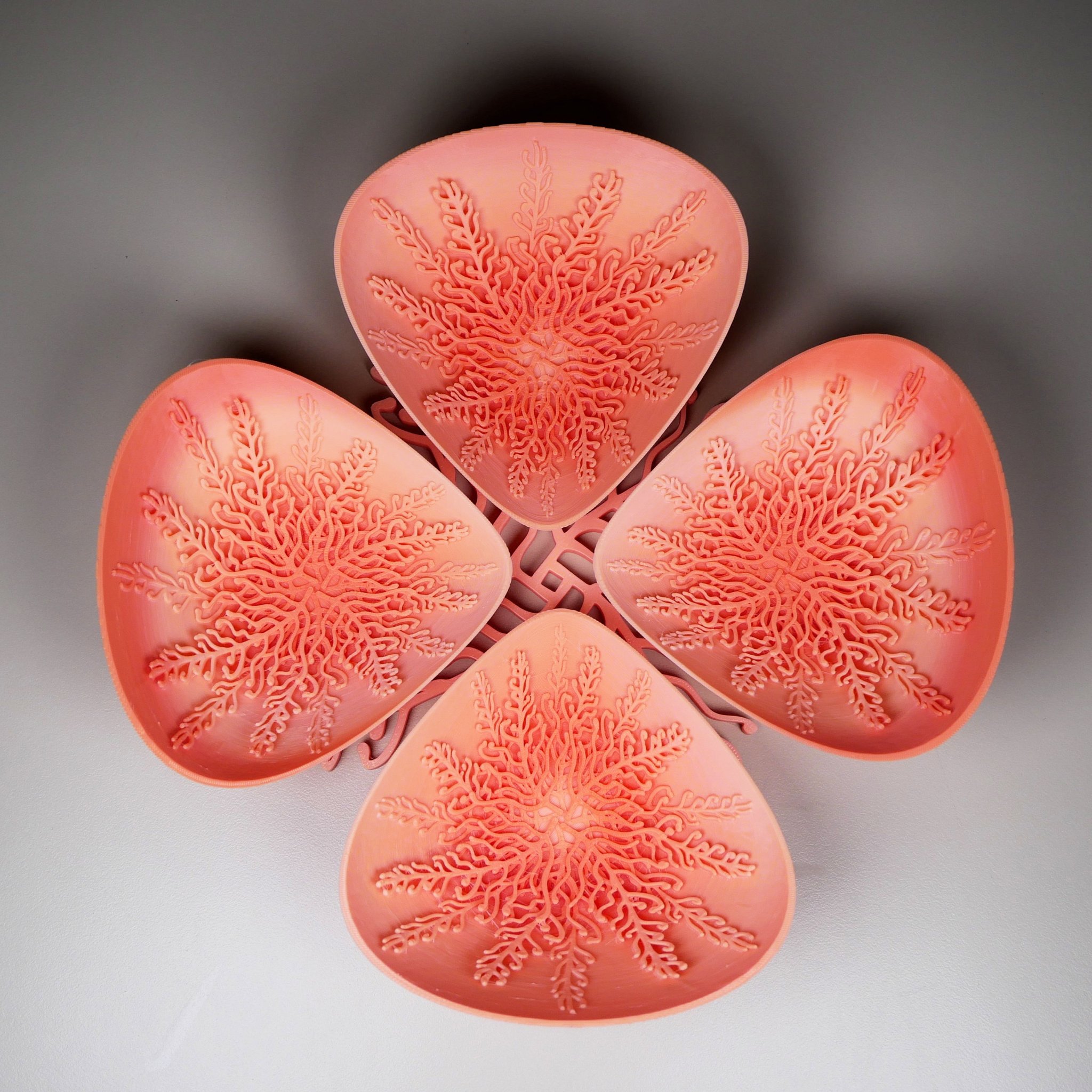 Bộ đĩa họa tiết tinh xảo với giá đỡ cho bốn chiếc