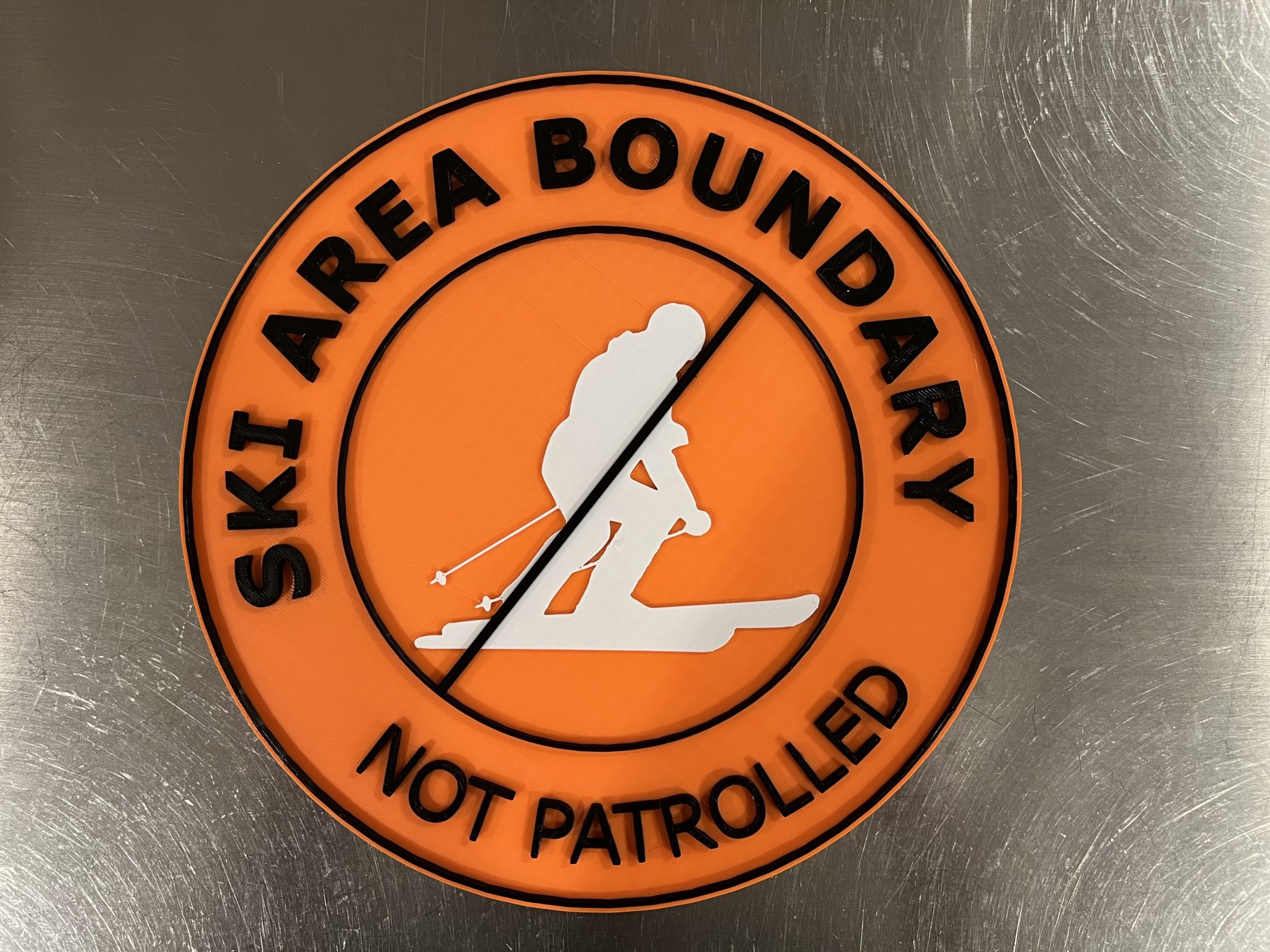 Biển báo ranh giới khu vực trượt tuyết nhiều màu sắc