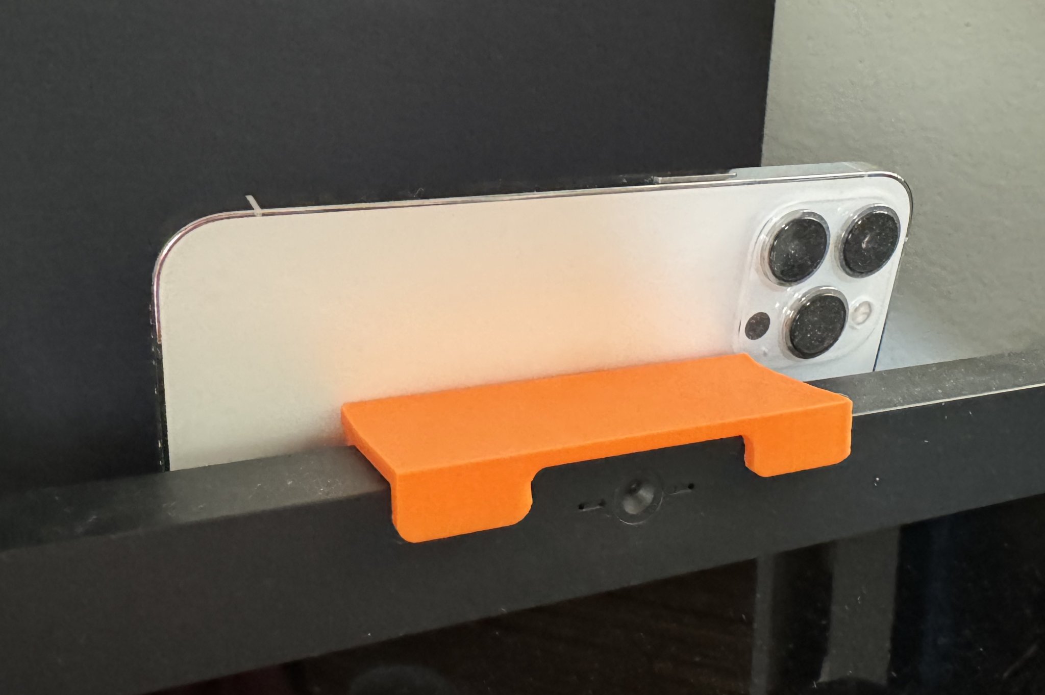 Giá đỡ màn hình cho iPhone sử dụng Continuity Camera