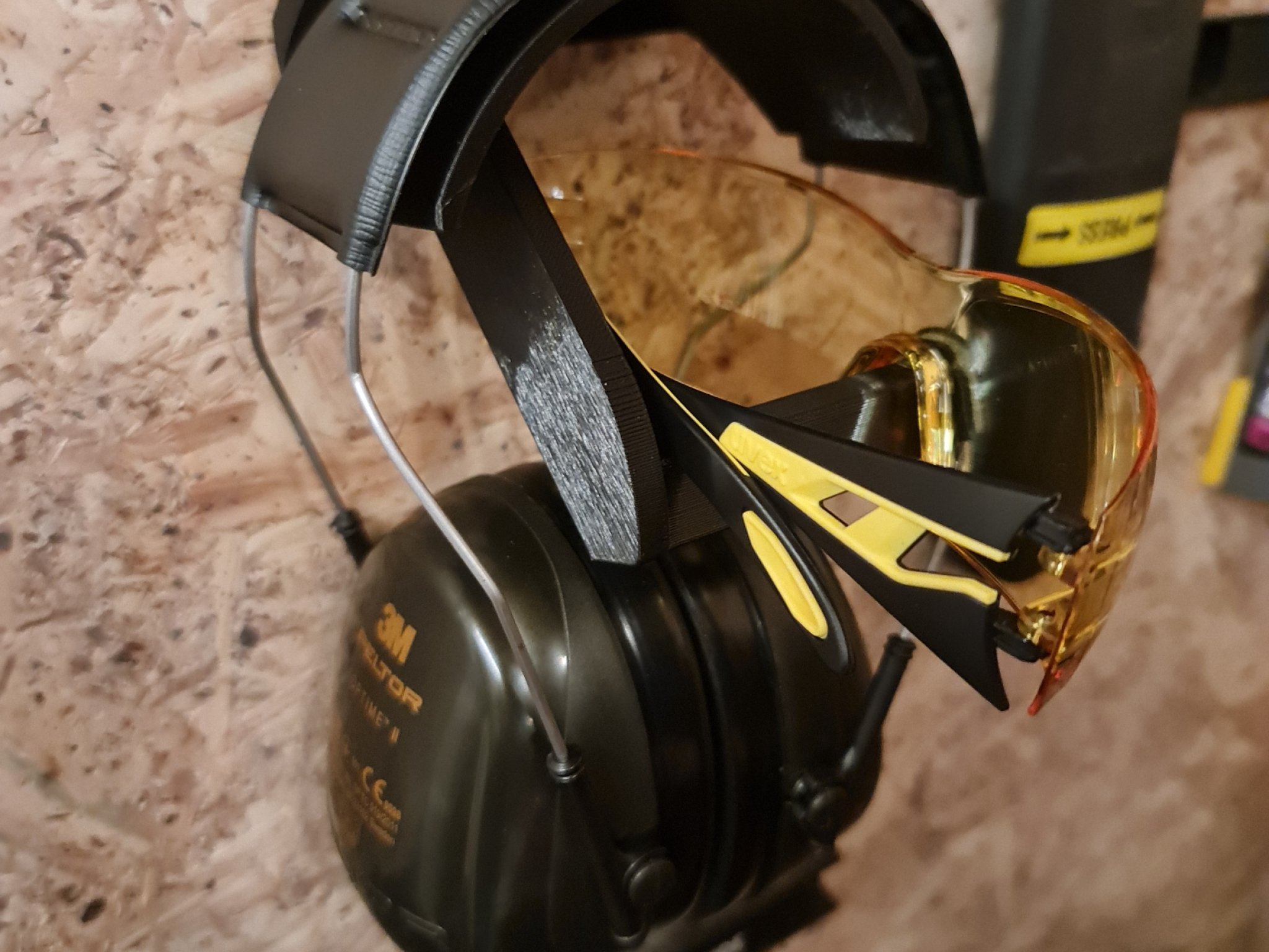 Giá đỡ tai nghe và kính bảo hộ MUGLASS