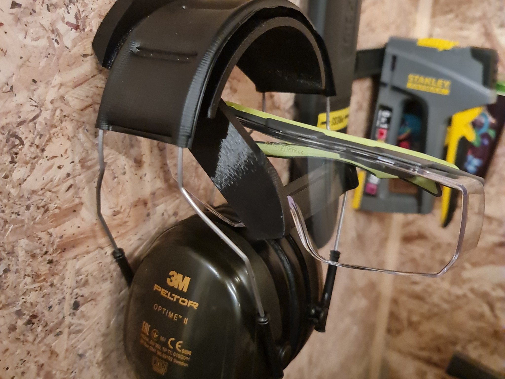 Giá đỡ tai nghe và kính bảo hộ MUGLASS