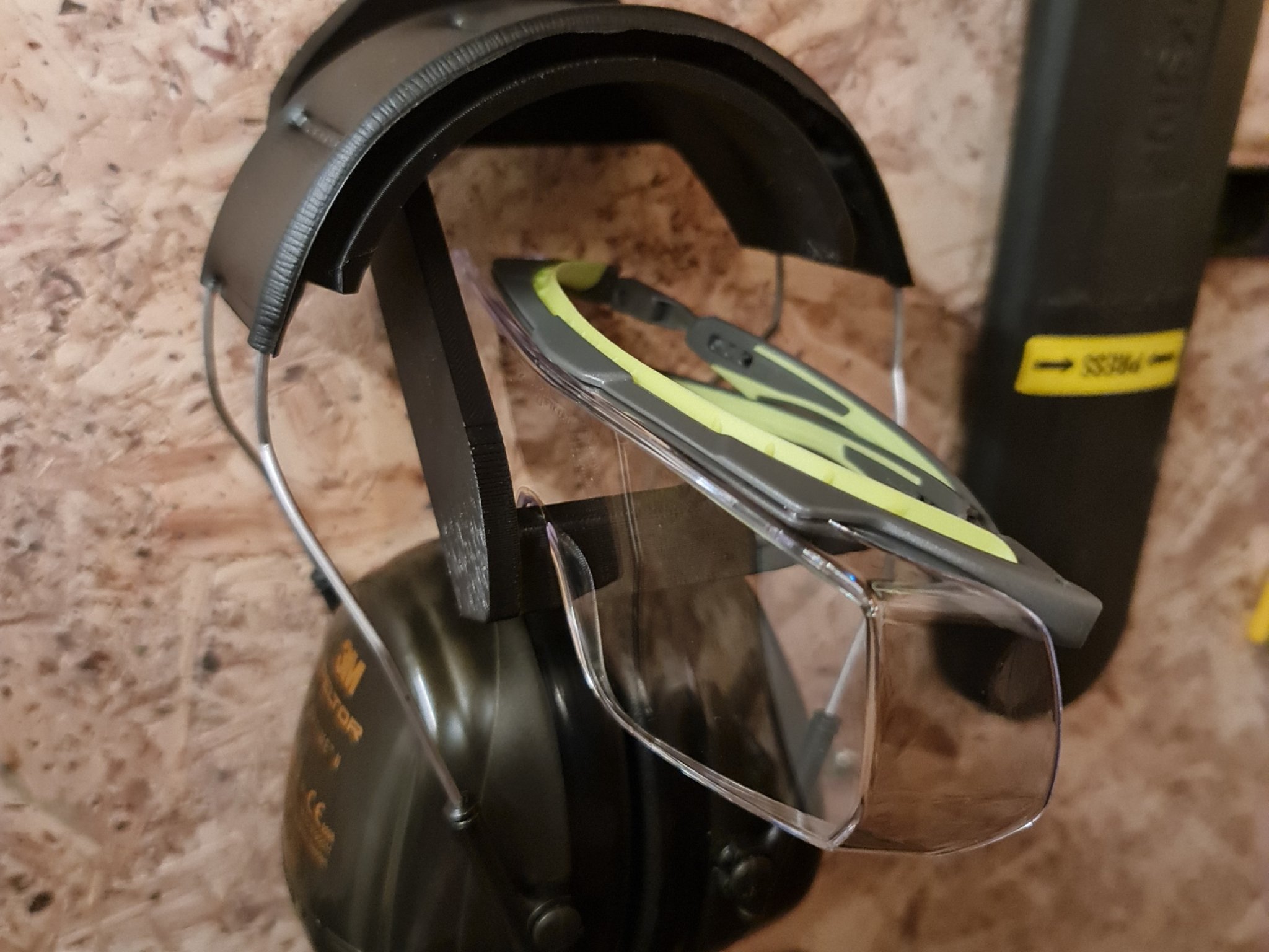 Giá đỡ tai nghe và kính bảo hộ MUGLASS