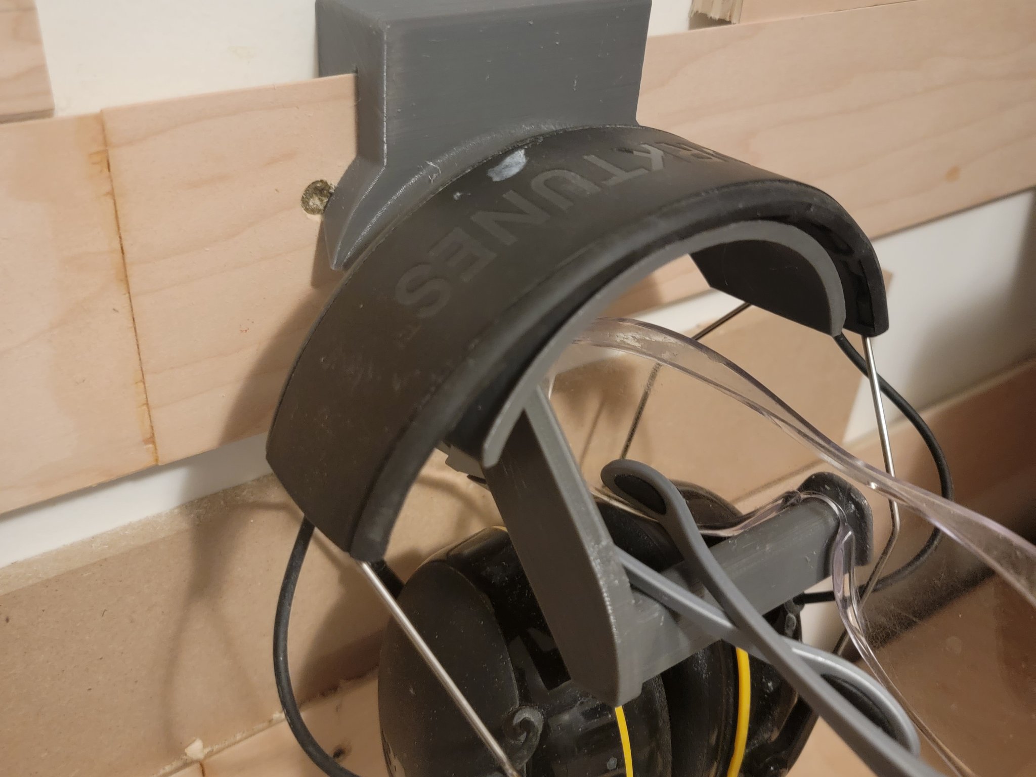 Giá đỡ tai nghe và kính bảo hộ MUglass với móc French cleat 3/4