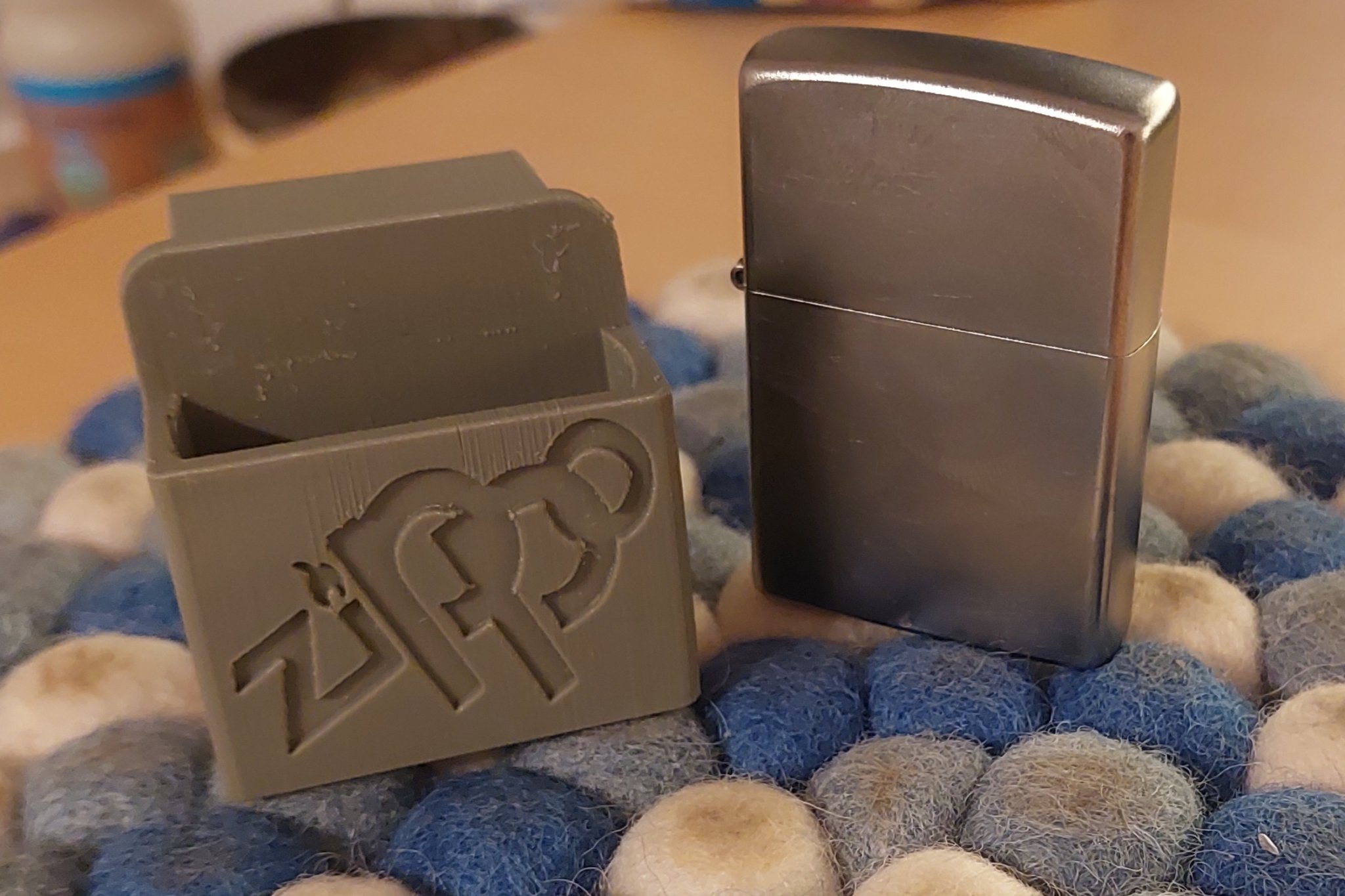 Giá đỡ bật lửa Zippo với kẹp và trang trí độc đáo