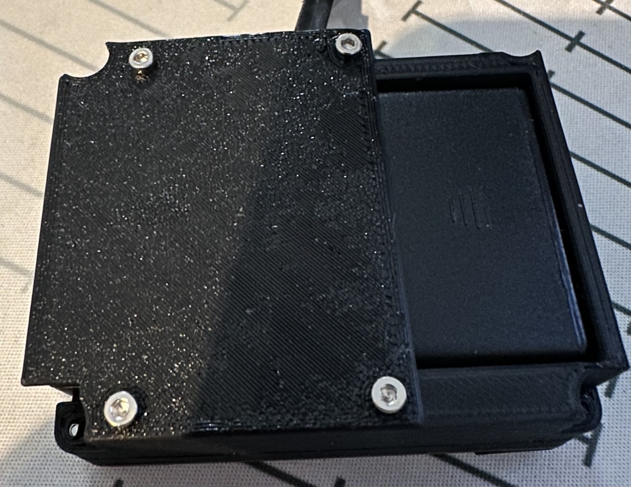 Giá đỡ pin cho huy hiệu Tufty 2040 với nắp pin tháo rời