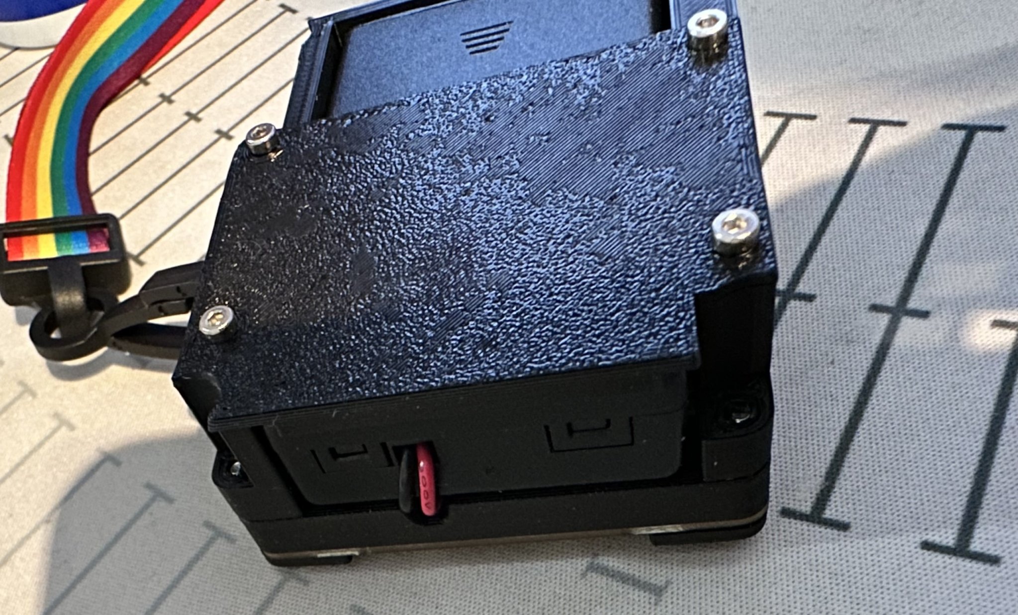 Giá đỡ pin cho huy hiệu Tufty 2040 với nắp pin tháo rời