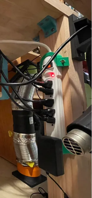 Giá đỡ cho ổ cắm điện Amazon Basics