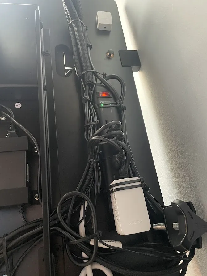 Giá đỡ ổ cắm điện cho bàn làm việc