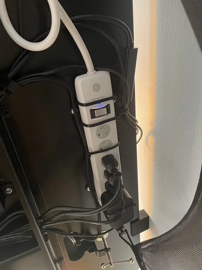 Giá đỡ ổ cắm điện cho bàn làm việc