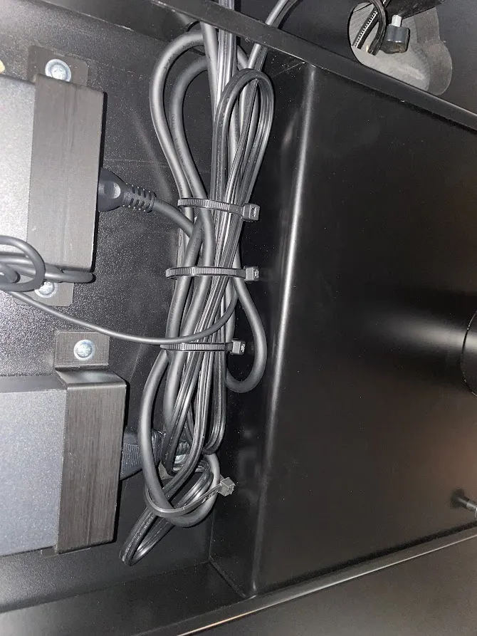 Hình dạng quản lý cáp cho bàn làm việc