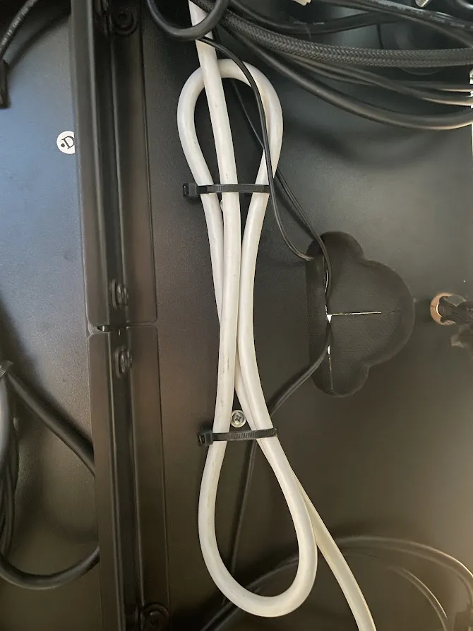 Hình dạng quản lý cáp cho bàn làm việc