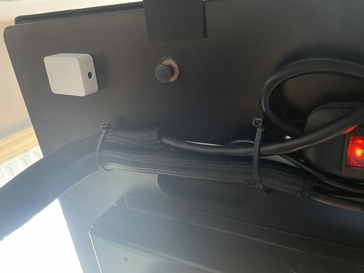 Hình dạng quản lý cáp cho bàn làm việc