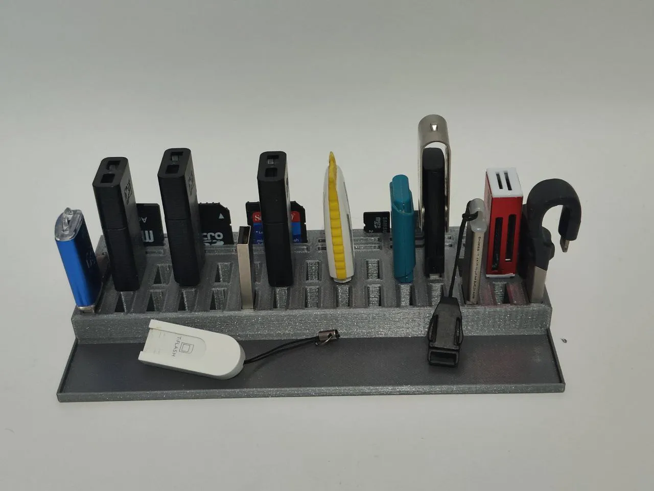 Giá đỡ USB cho 30 pendrive, 12 thẻ SD và 10 thẻ microSD