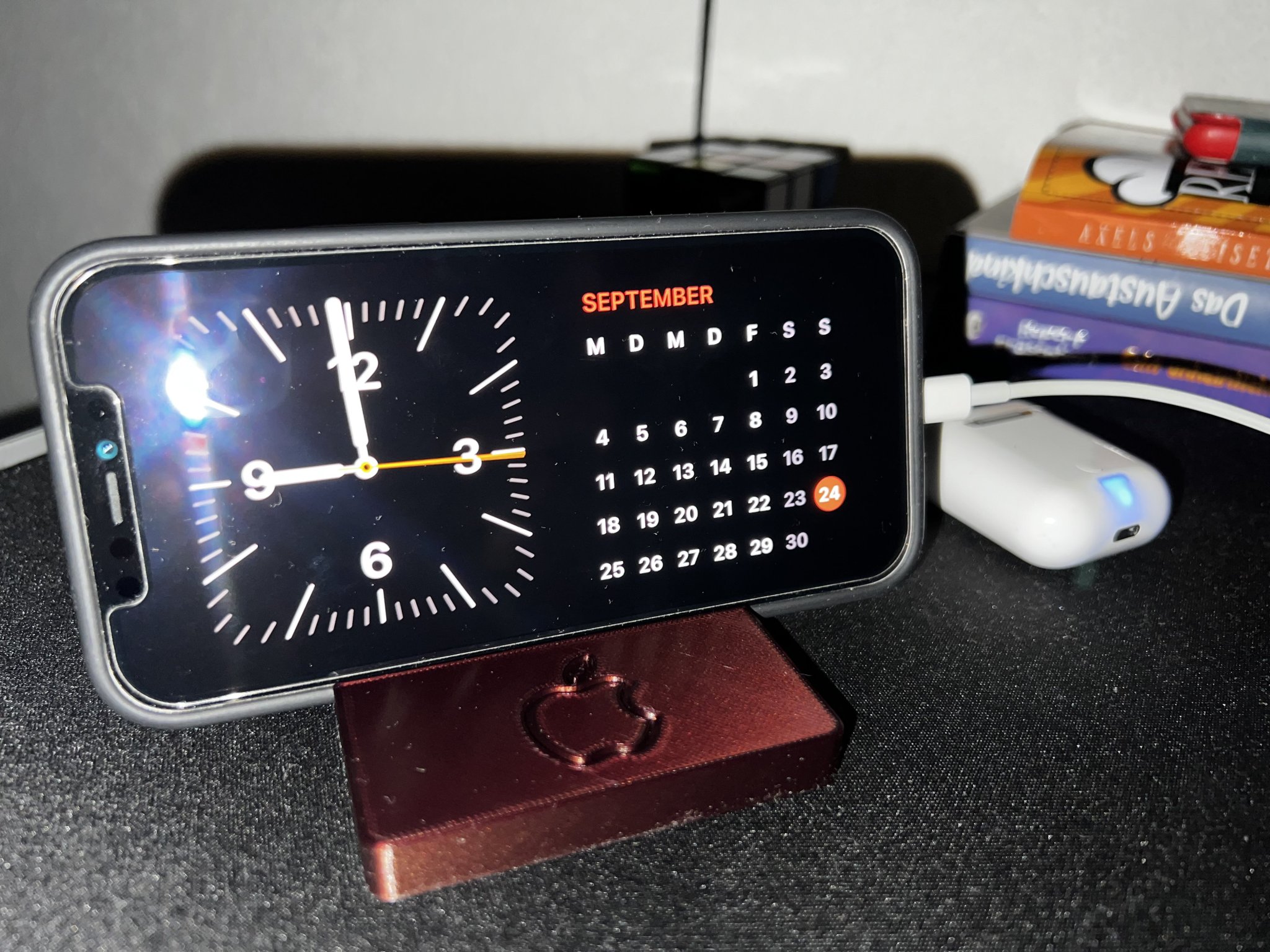 Giá đỡ cho iPhone sử dụng chế độ ban đêm mới