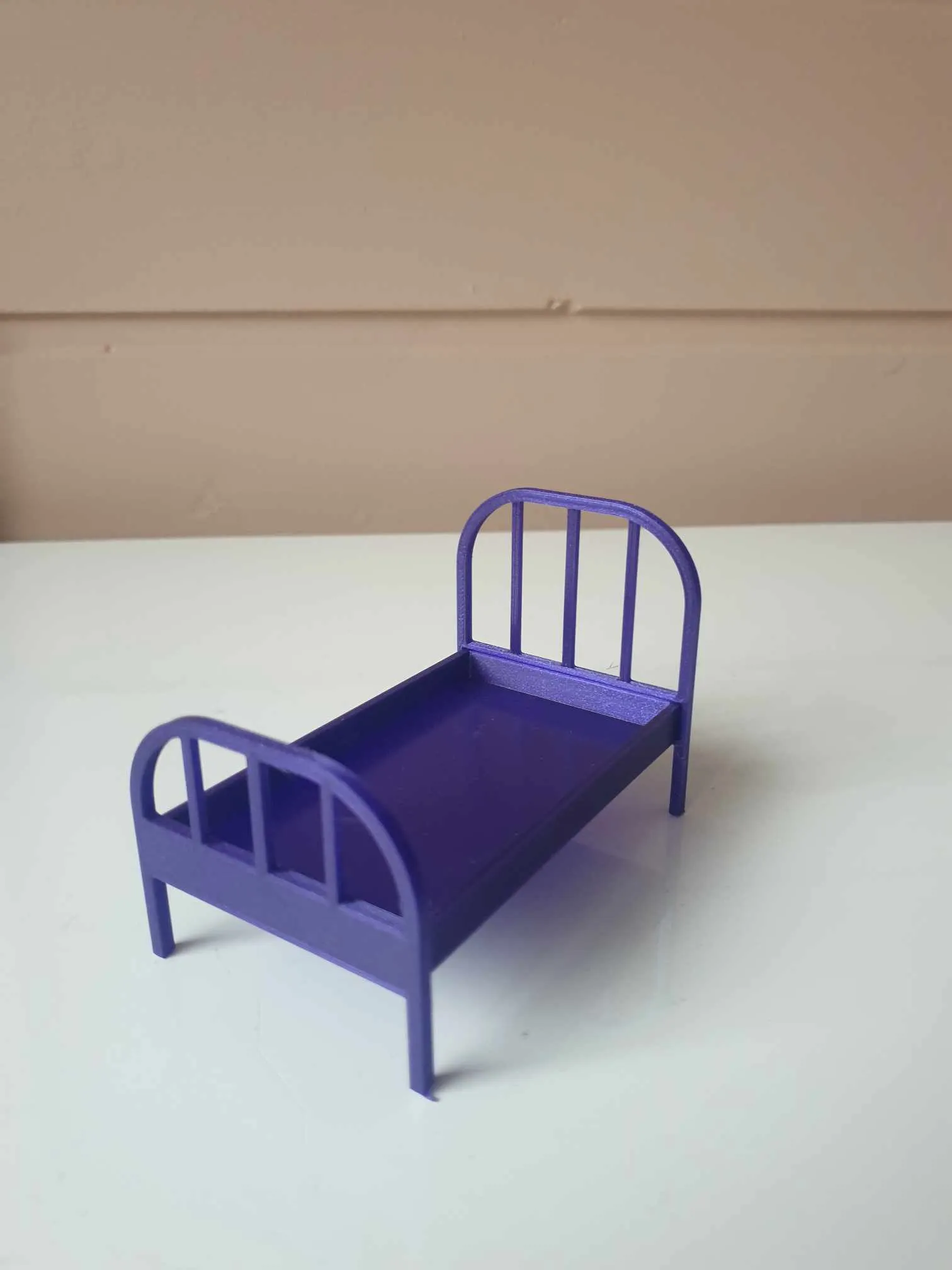 Giường cho búp bê trong ngôi nhà búp bê