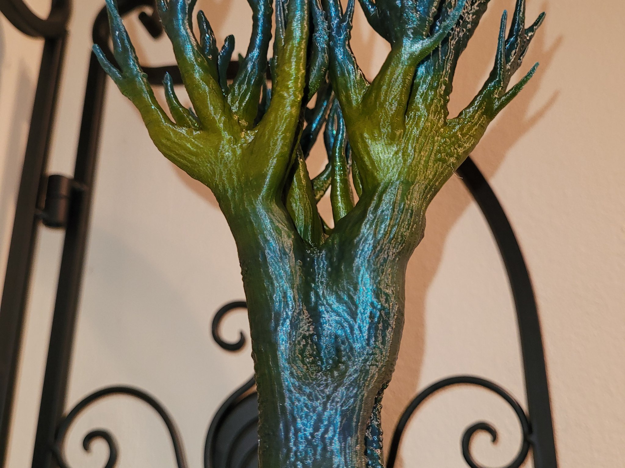 Cây đầm lầy xù xì không còn lá và cành