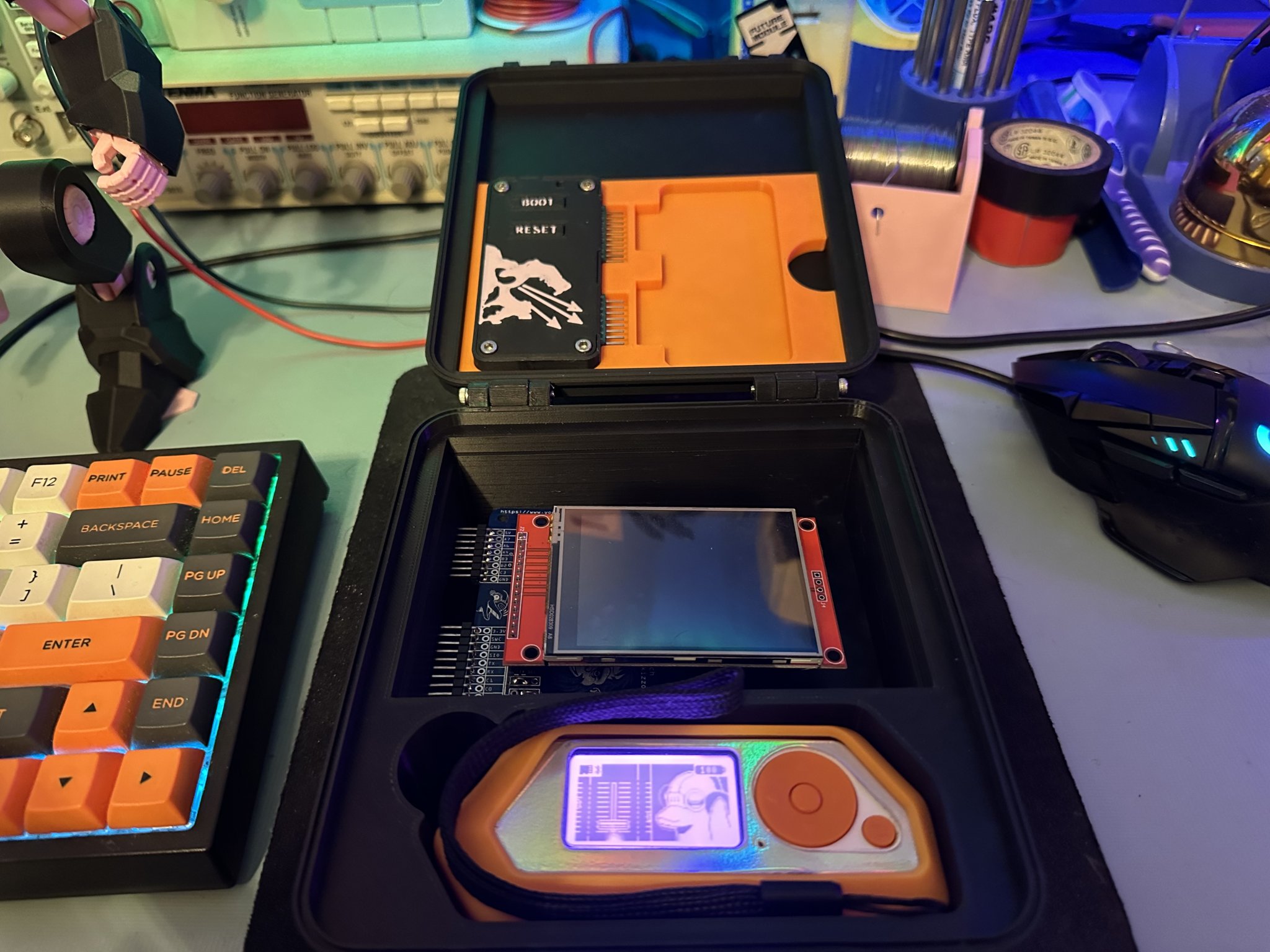 Vỏ bảo vệ Flipper Zero với ngăn chứa devboard