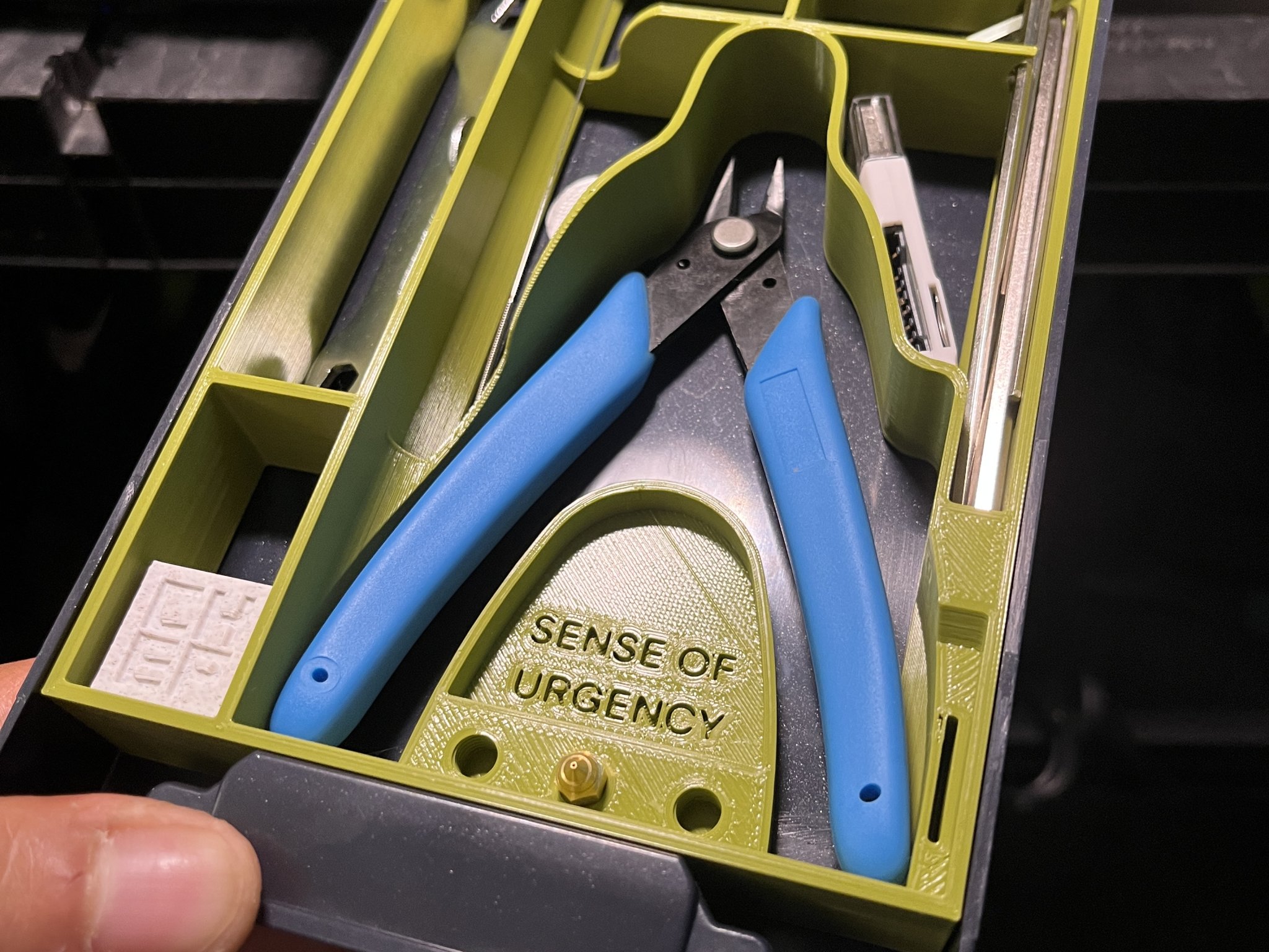 Khay để đồ Ender 3 S1 với chữ “SENSE OF URGENCY”