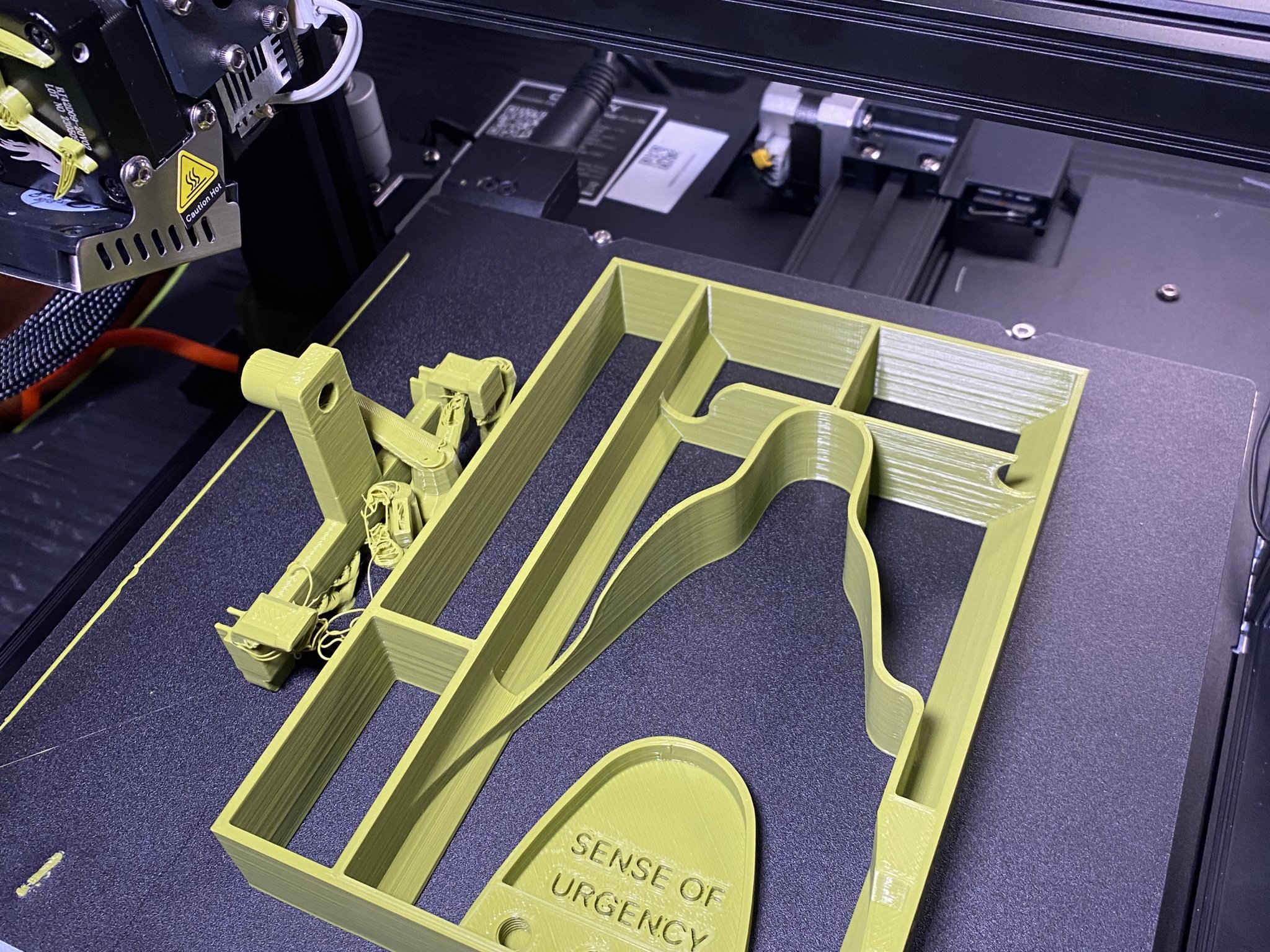 Khay để đồ Ender 3 S1 với chữ “SENSE OF URGENCY”