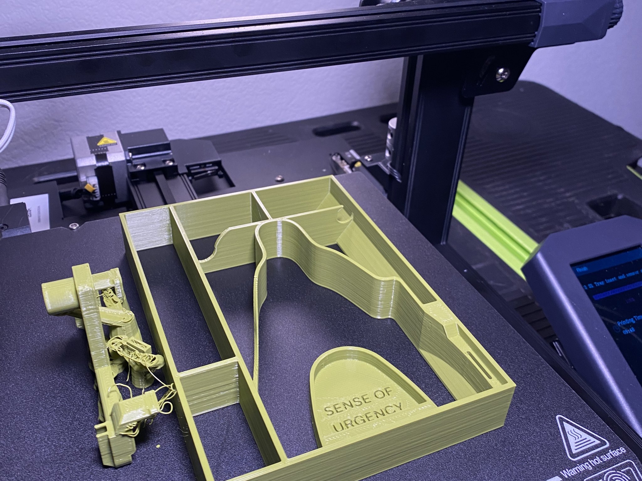 Khay để đồ Ender 3 S1 với chữ “SENSE OF URGENCY”