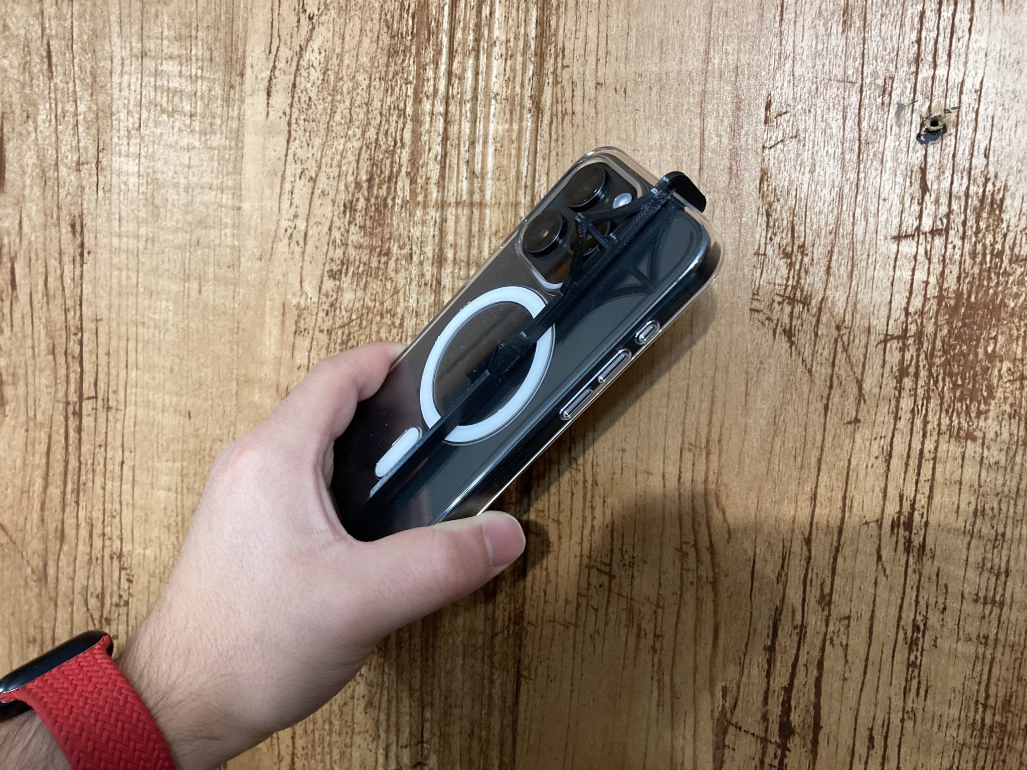 Công cụ giữ khoảng cách cho ống kính Macro trên iPhone 15 Pro