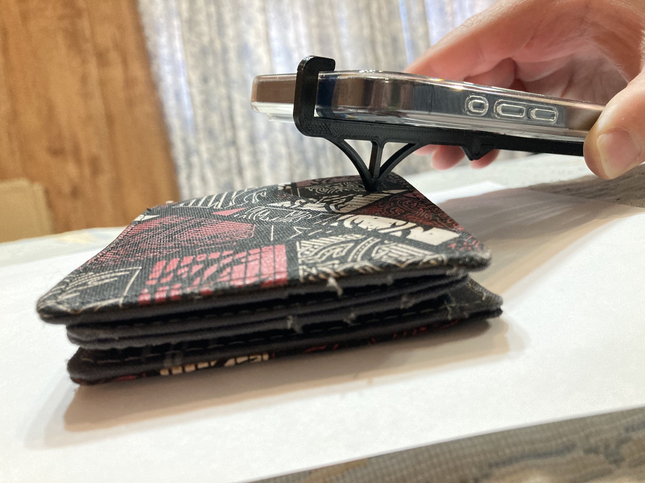 Công cụ giữ khoảng cách cho ống kính Macro trên iPhone 15 Pro