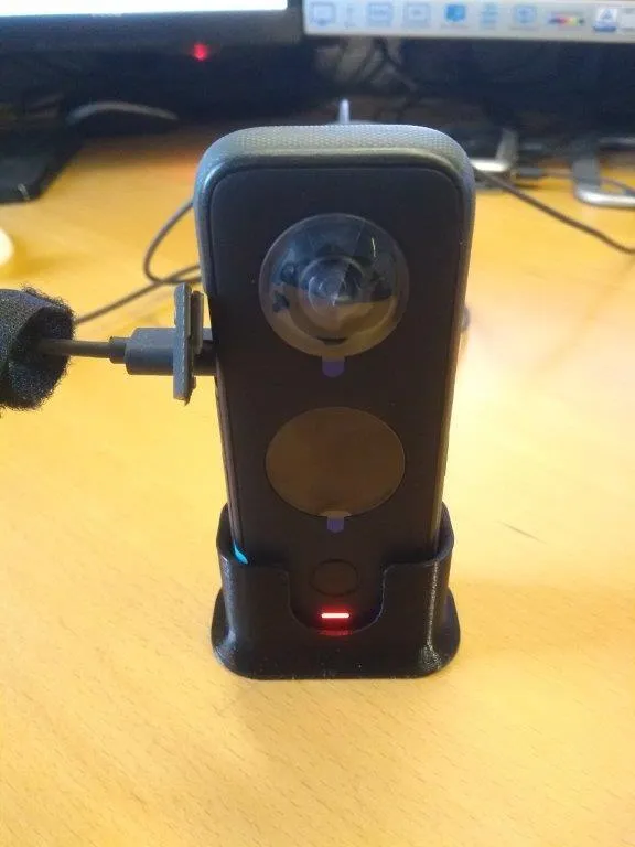 Giá đỡ máy ảnh Insta360 One X2 trên bàn