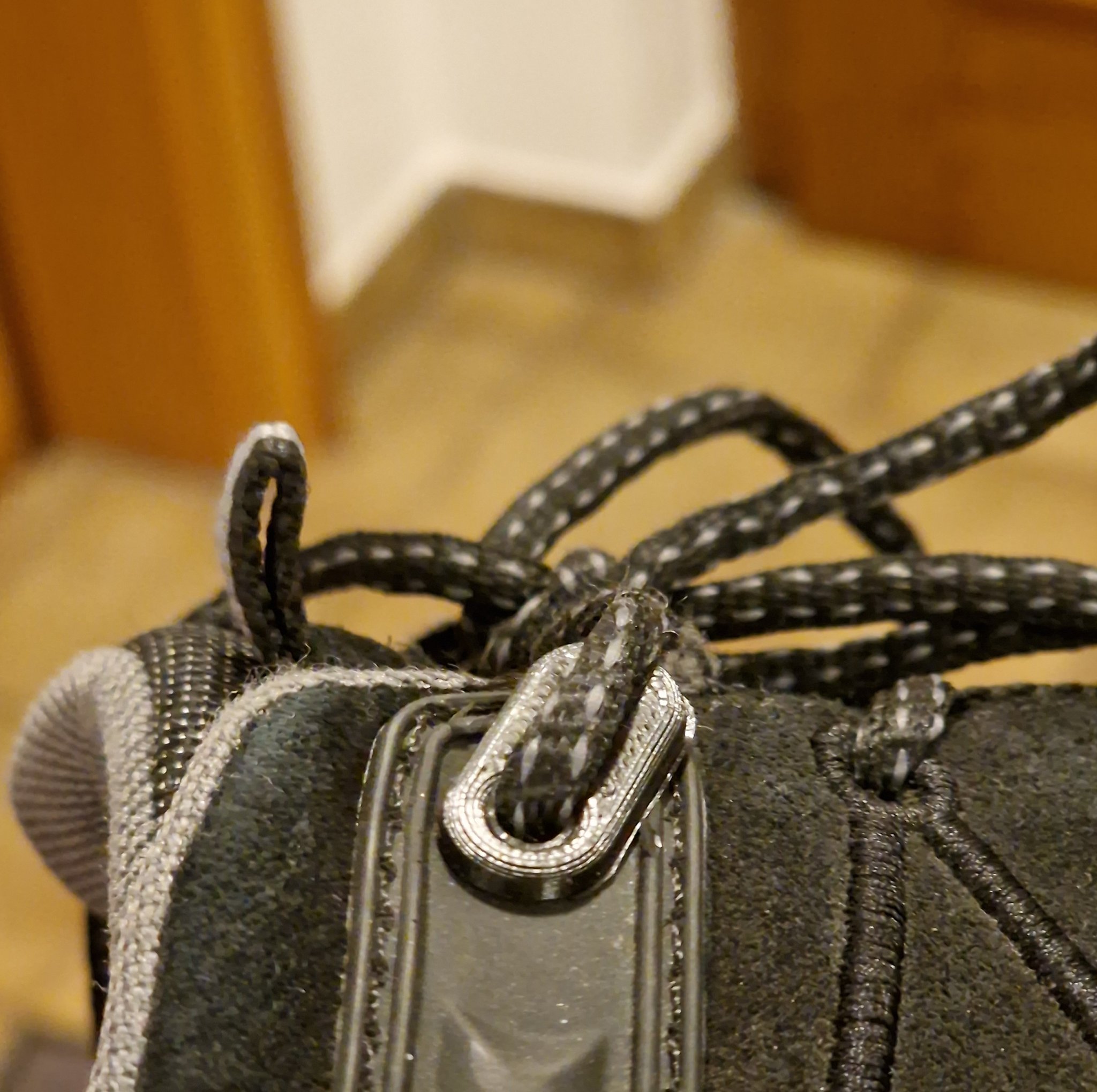 Củng cố lỗ xỏ dây giày bị hỏng