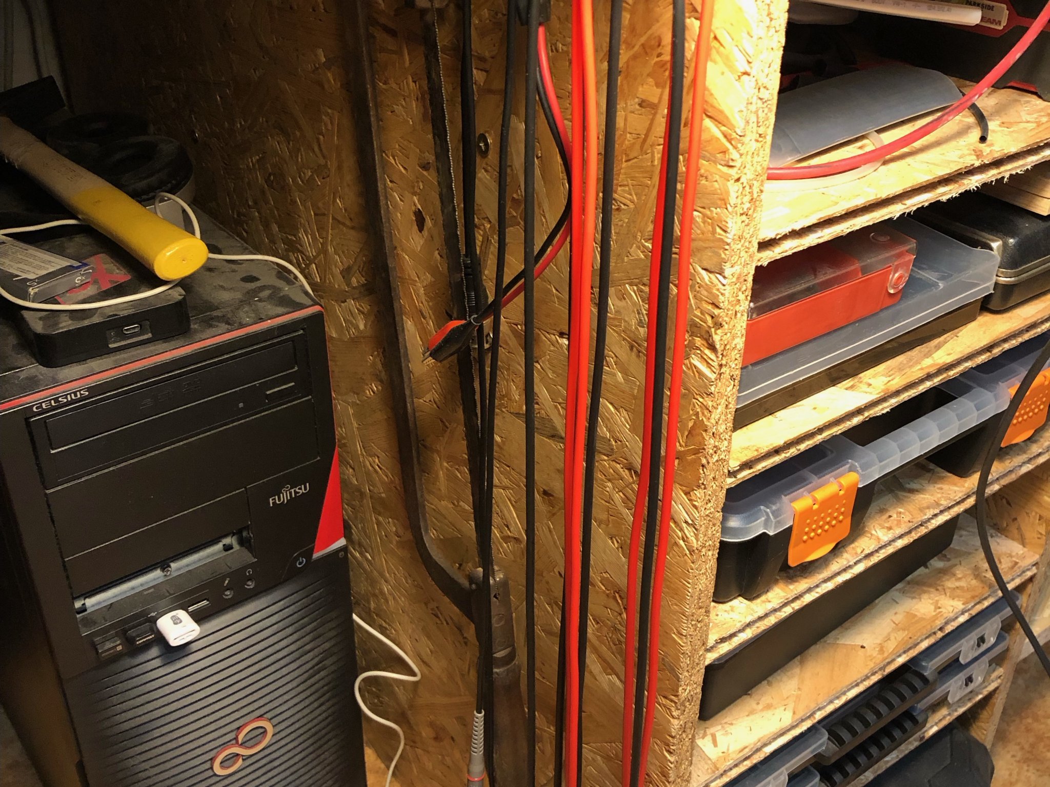 Giá đỡ cáp đo cho bàn làm việc