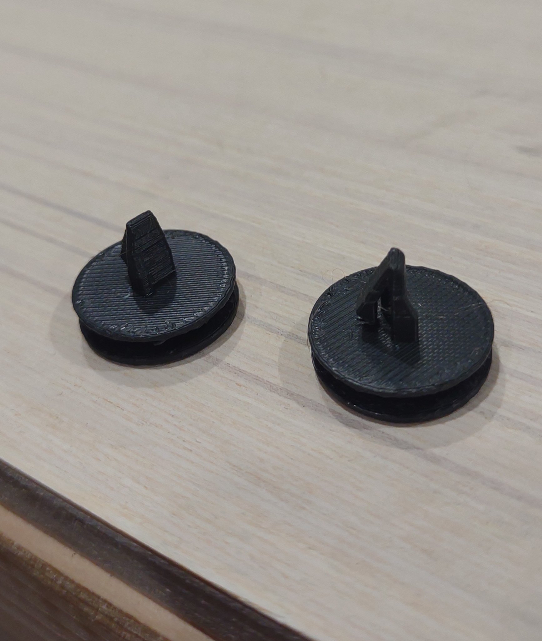 Cái kẹp nhựa mép cowl kính chắn gió Lexus ct200h