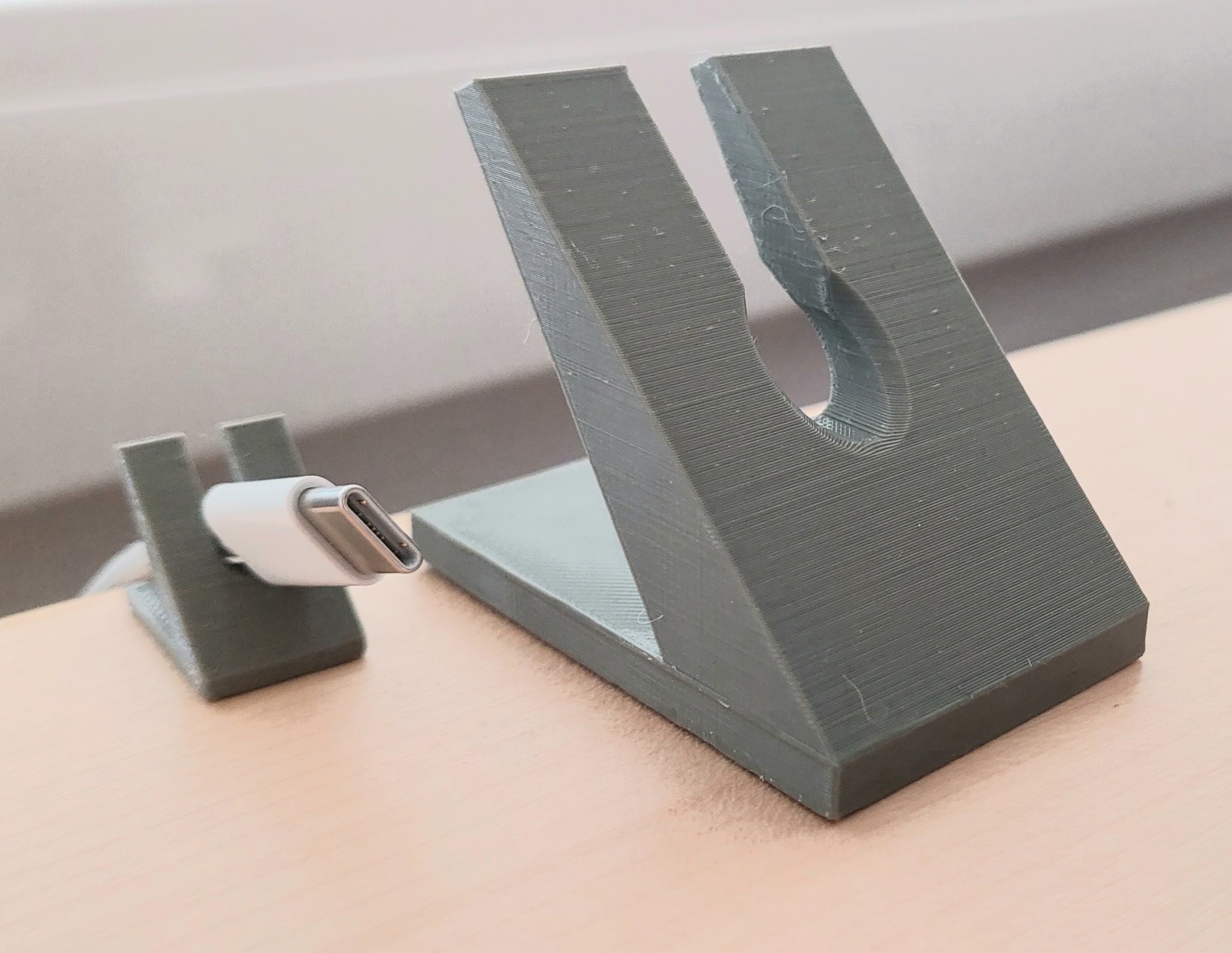 Giá đỡ cáp sạc hiện đại cho bàn làm việc