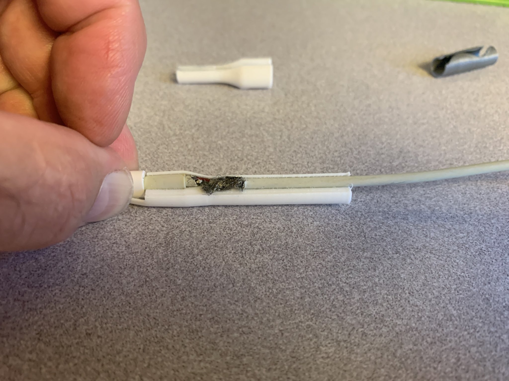 Bọc dây sạc Iphone bằng TPU linh hoạt