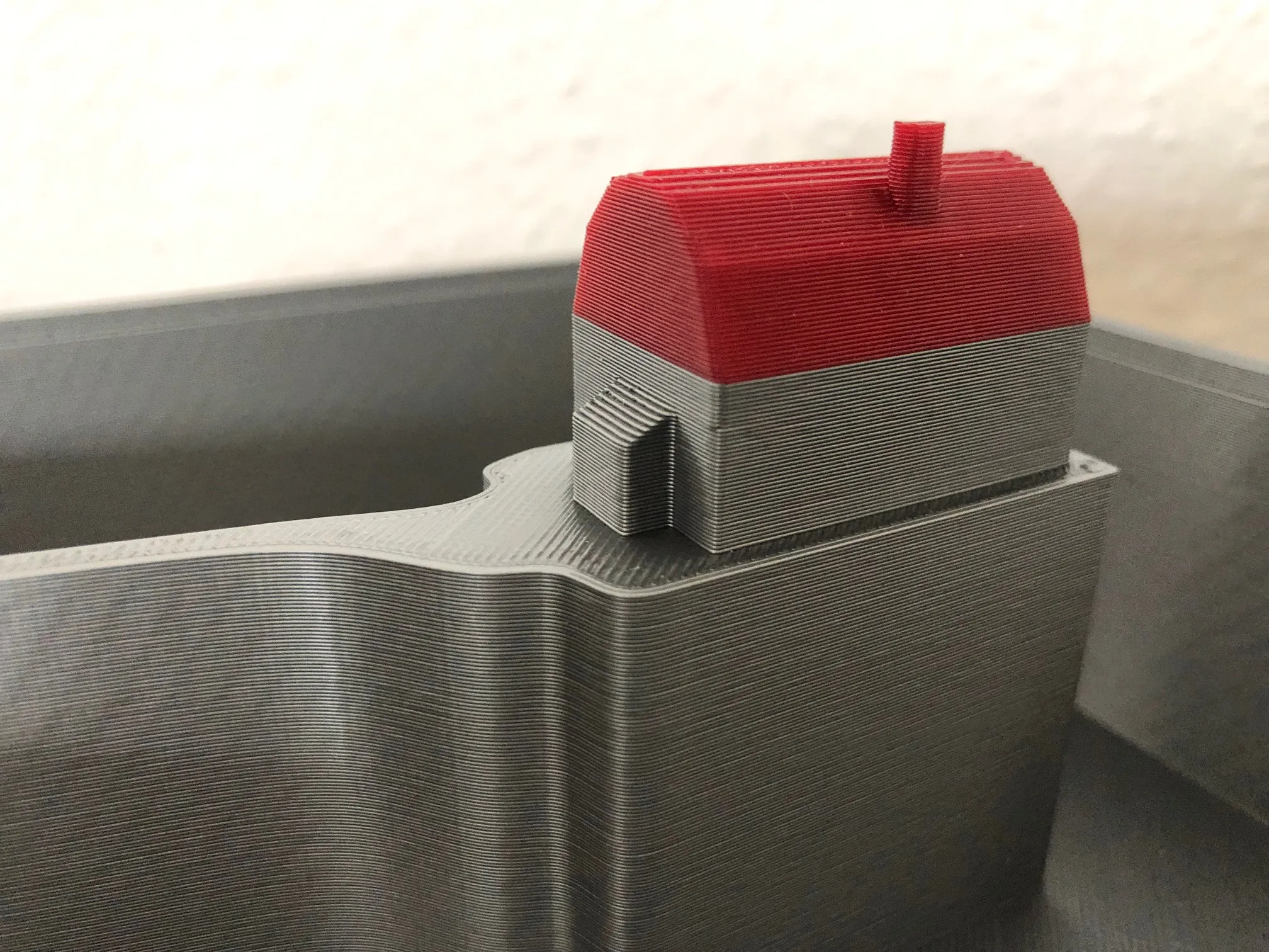 Chậu cây với ngôi nhà nhỏ giữa lòng chậu