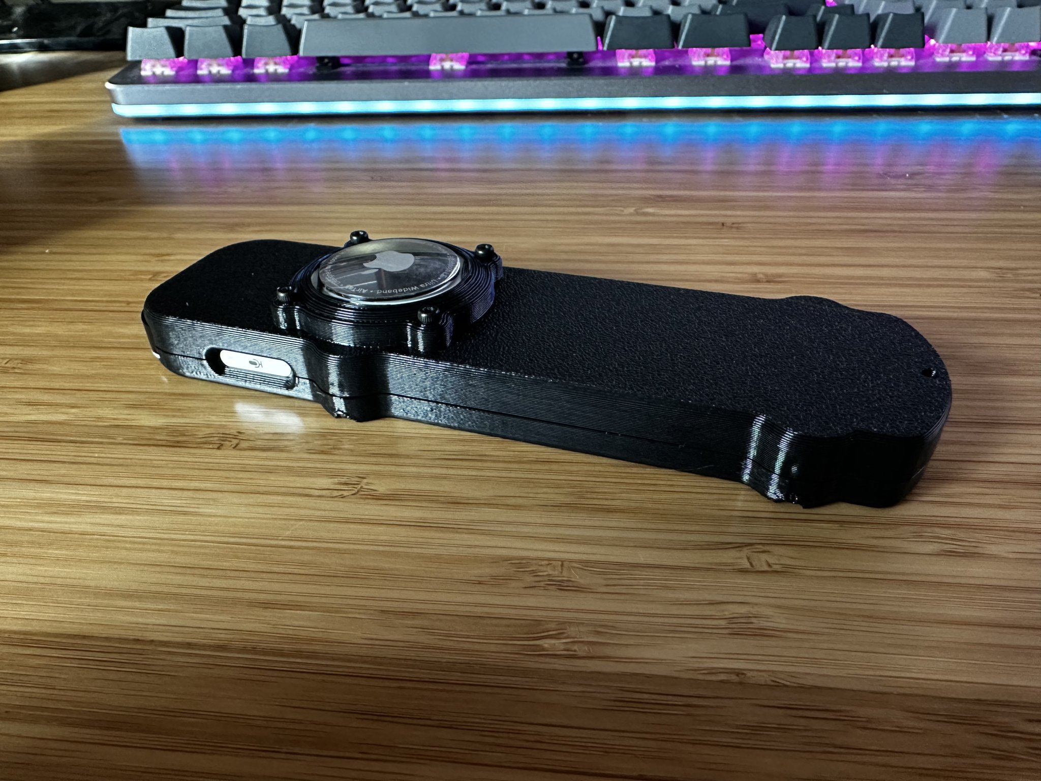 Vỏ điều khiển Apple TV (Thế hệ 2 & 3) với giá đỡ Air Tag tù...