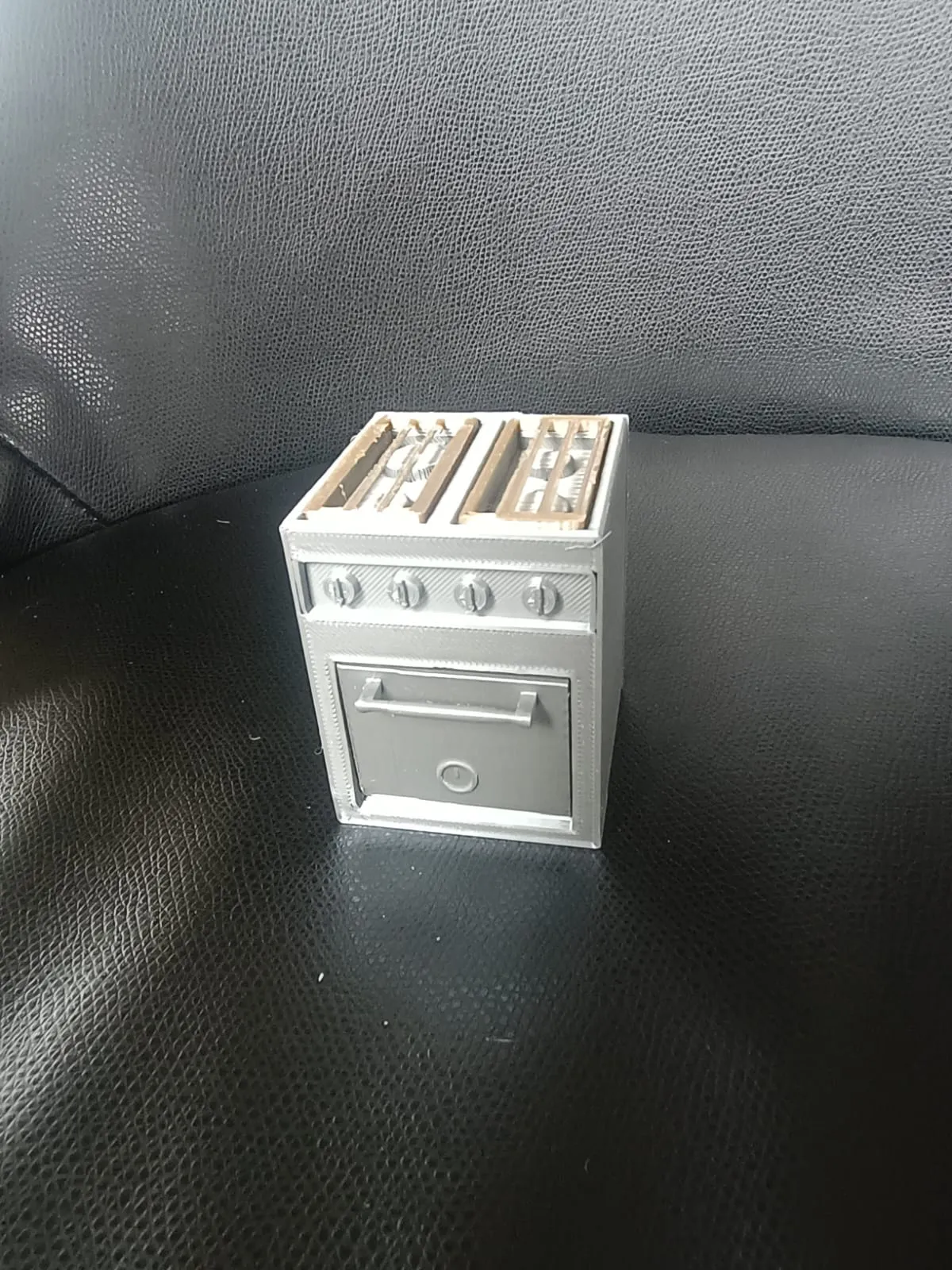 Nhà bếp trong ngôi nhà búp bê với cửa lò hoạt động