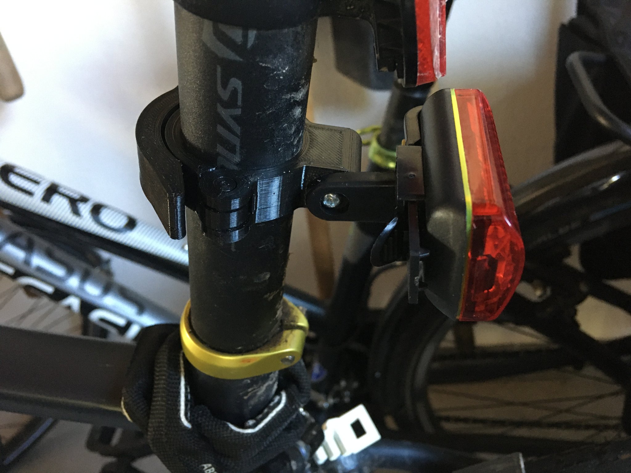 Giá đỡ đèn hậu cho cột yên xe đạp