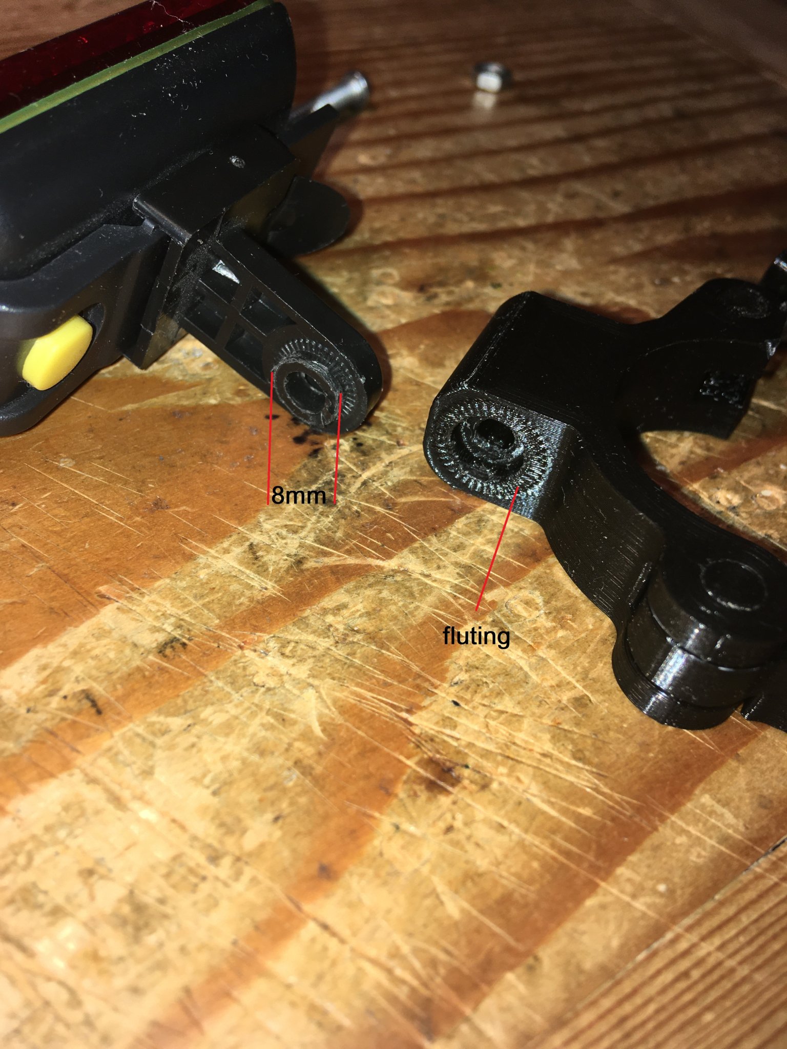 Giá đỡ đèn hậu cho cột yên xe đạp