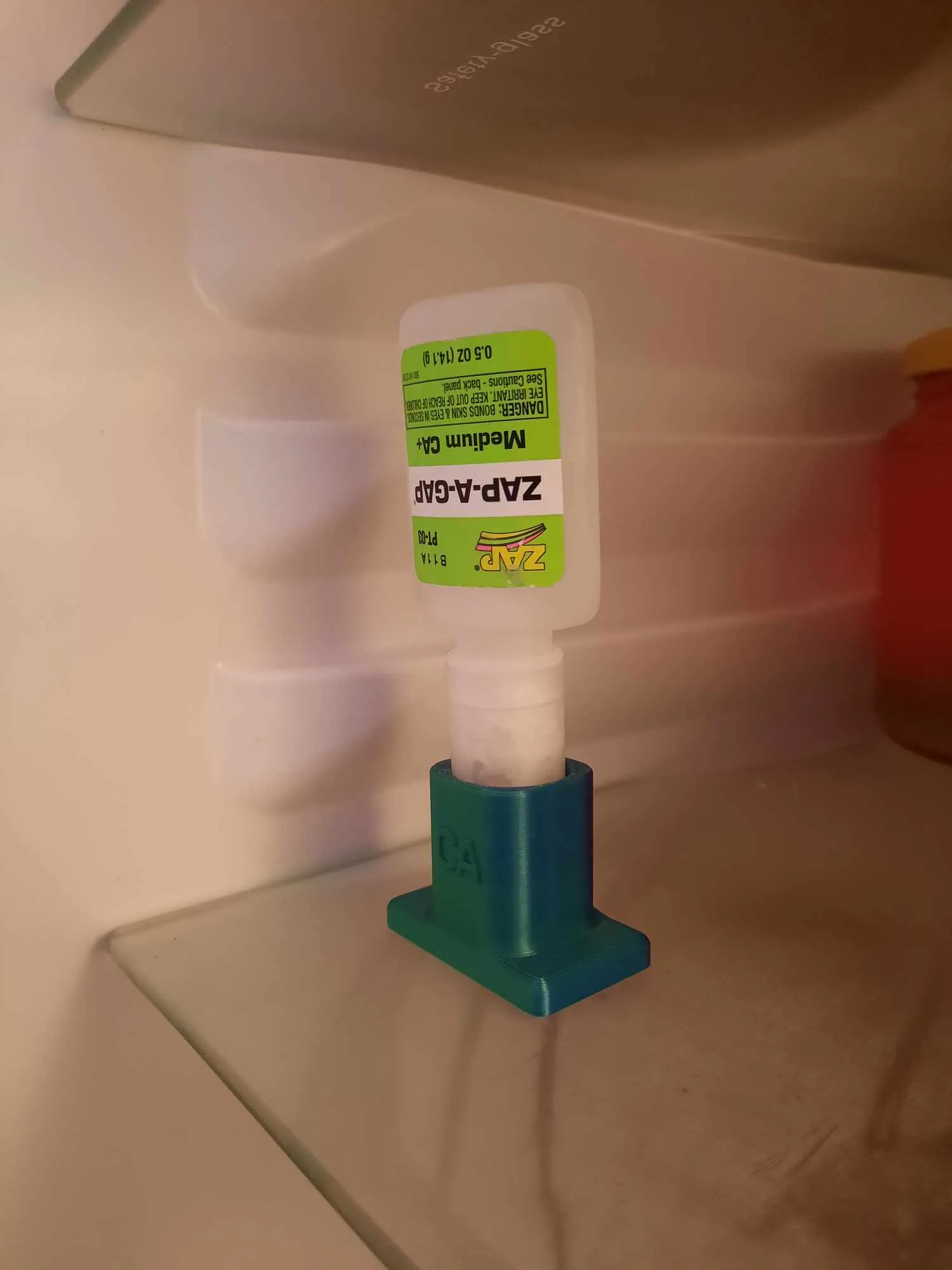 Giá đỡ keo CA tiện lợi cho việc lưu trữ