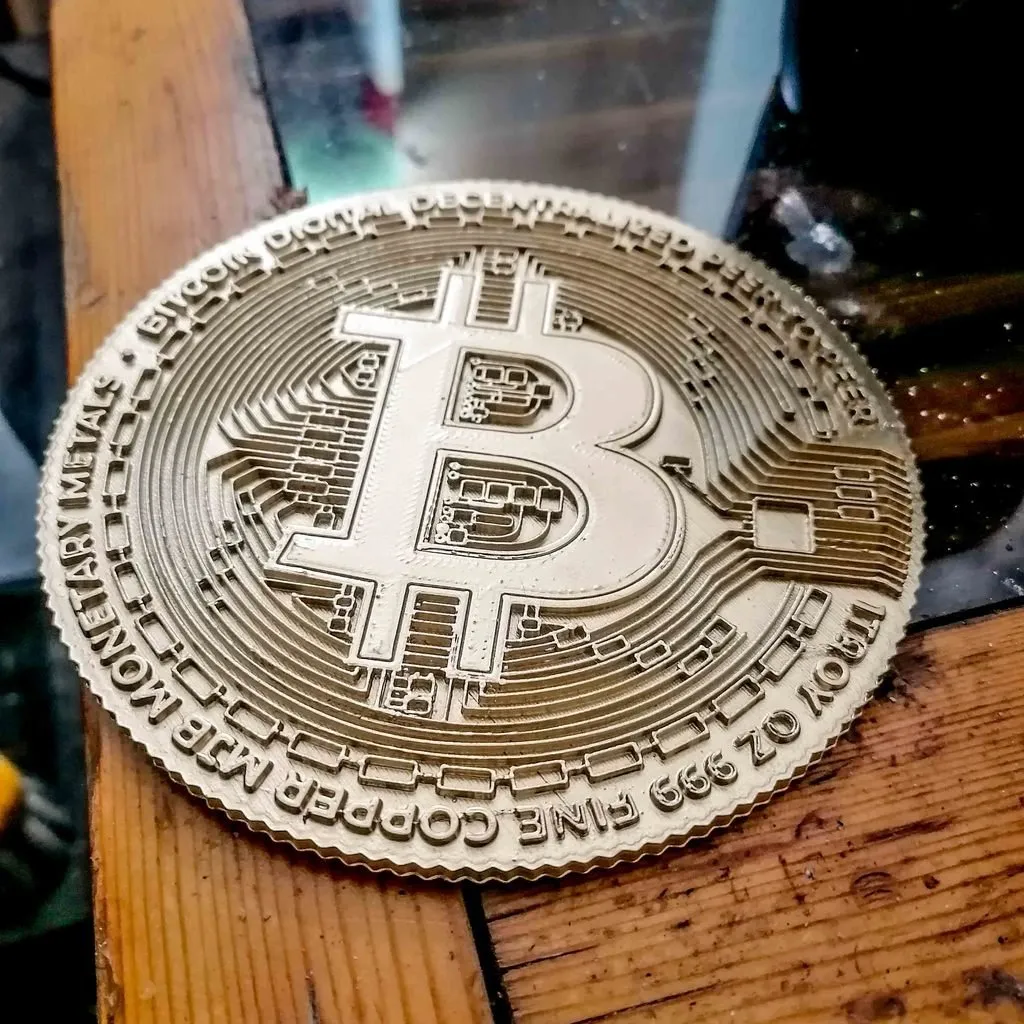 **Tiền xu Bitcoin chất lượng cao, 2 màu + nổi + đục lỗ + phiê...