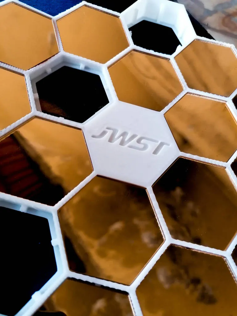 Mô hình nghệ thuật kính viễn vọng James Webb tỉ lệ 1:25