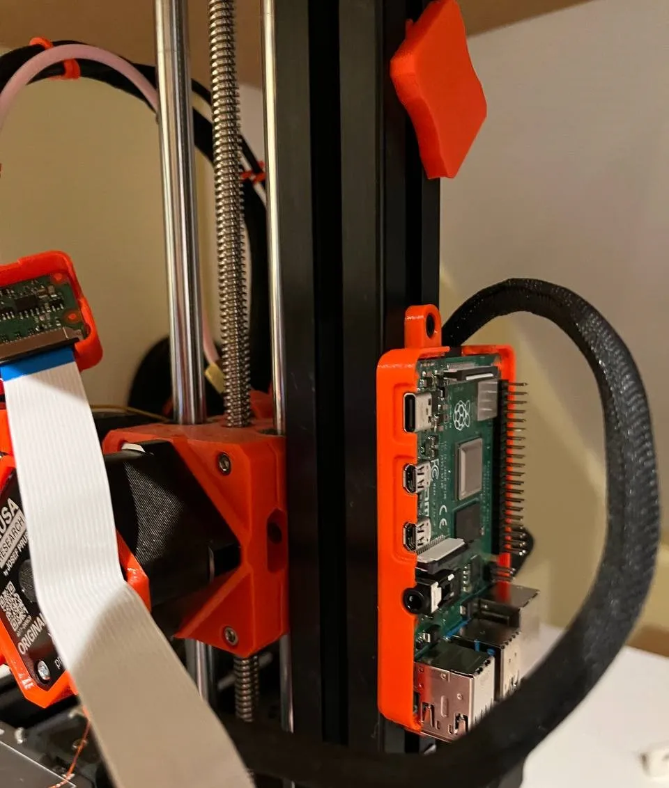 Vỏ Raspberry Pi 4B lắp bên hông máy in Prusa Mini